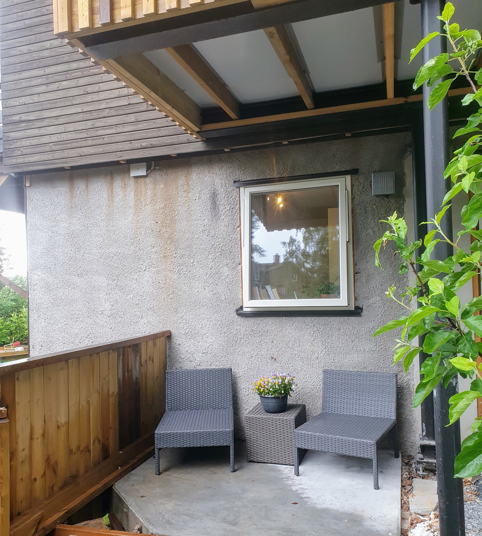 Uteplass delvis under tak. soveromsvinduet til leiligheten ut mot leilighetens uteplass. Galleribilde