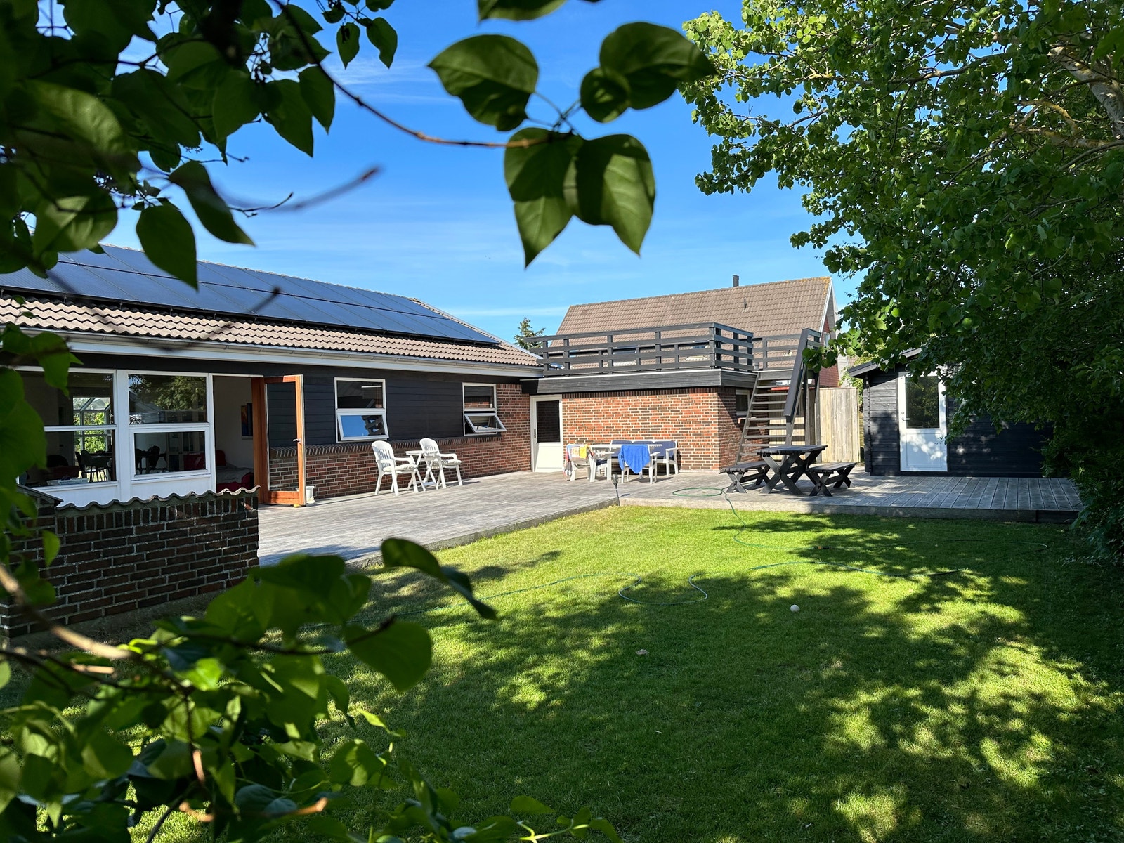 Hage og terrasse på sydsiden Galleribilde