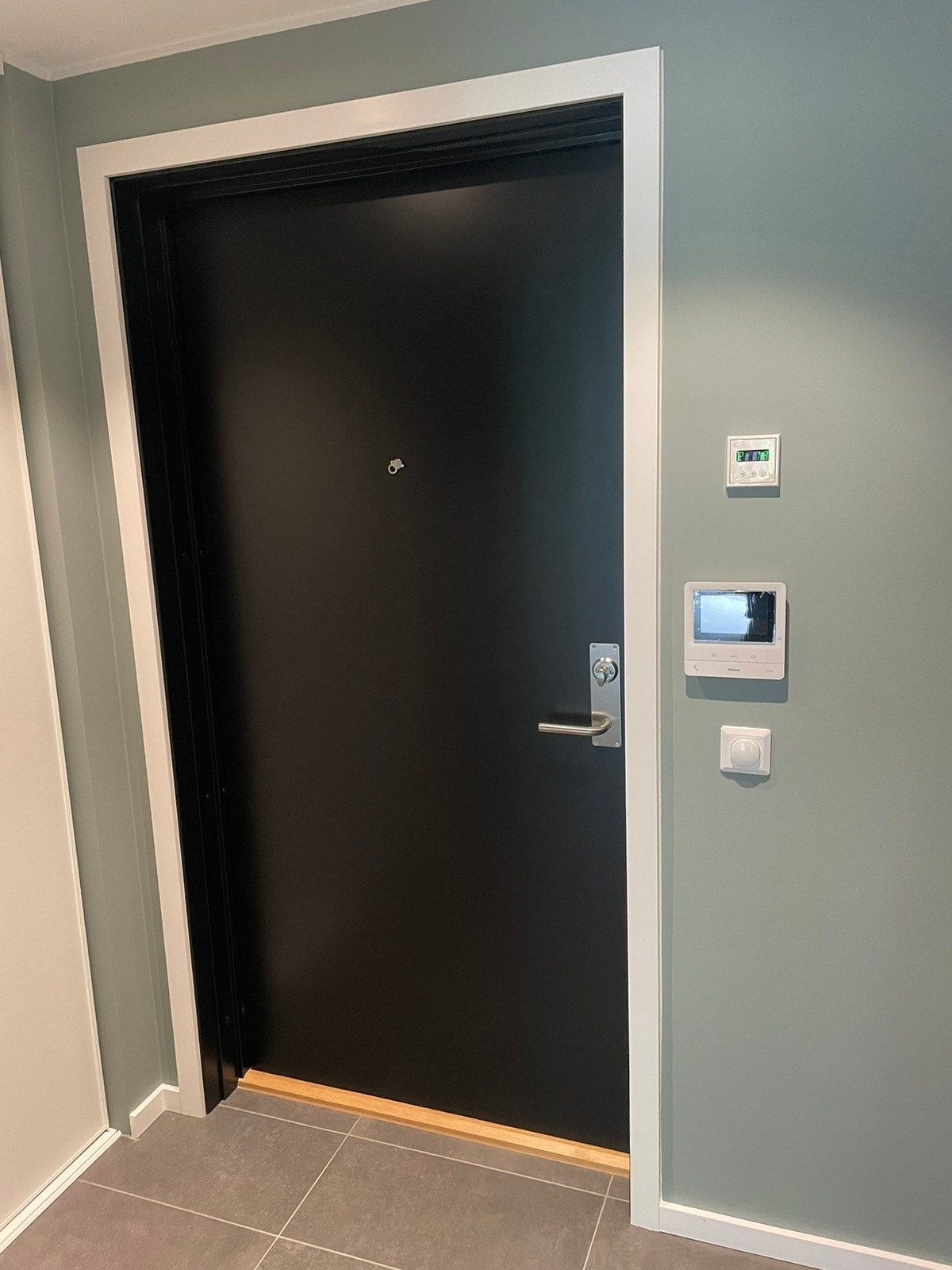 Gang med utgangsdør og porttelefoni Galleribilde