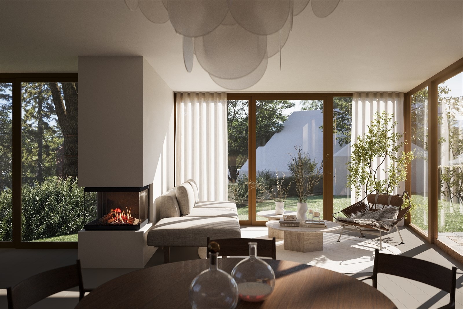 Store vinduer slipper inn mye lys og gir flott utsyn mot hagen. Galleribilde