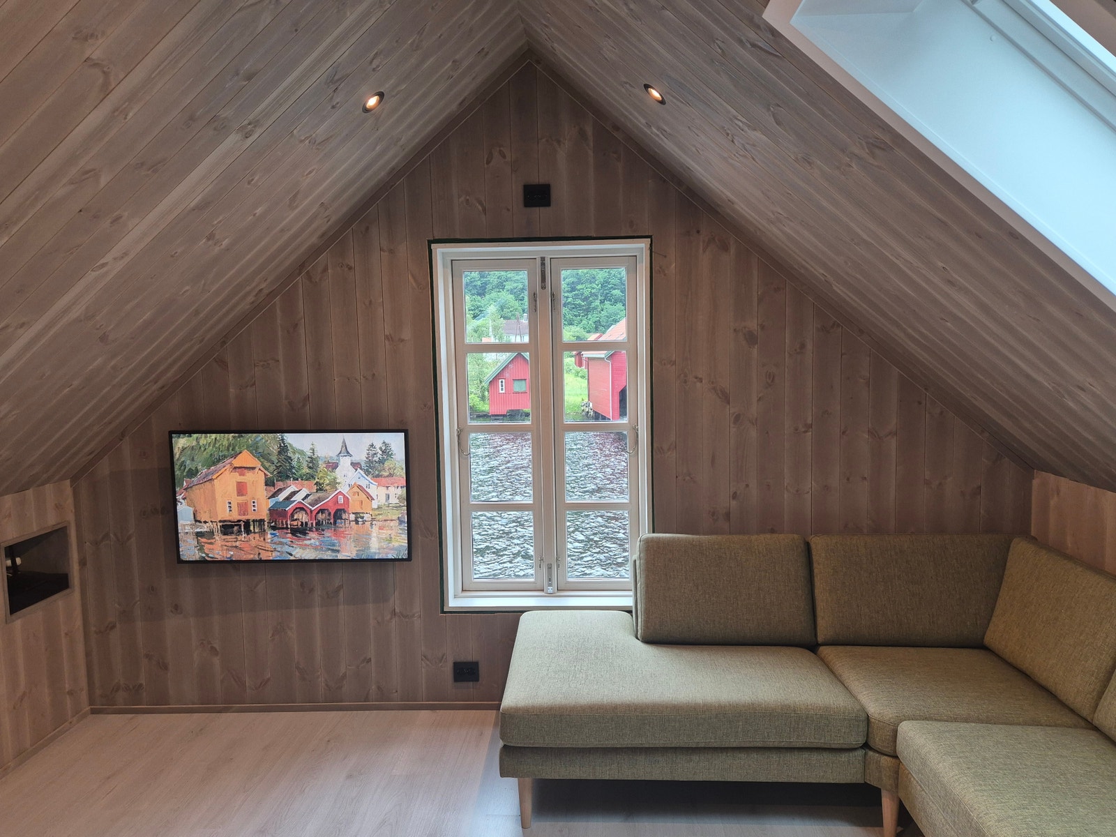 Smart-TV med uttrekkbart veggstativ Galleribilde