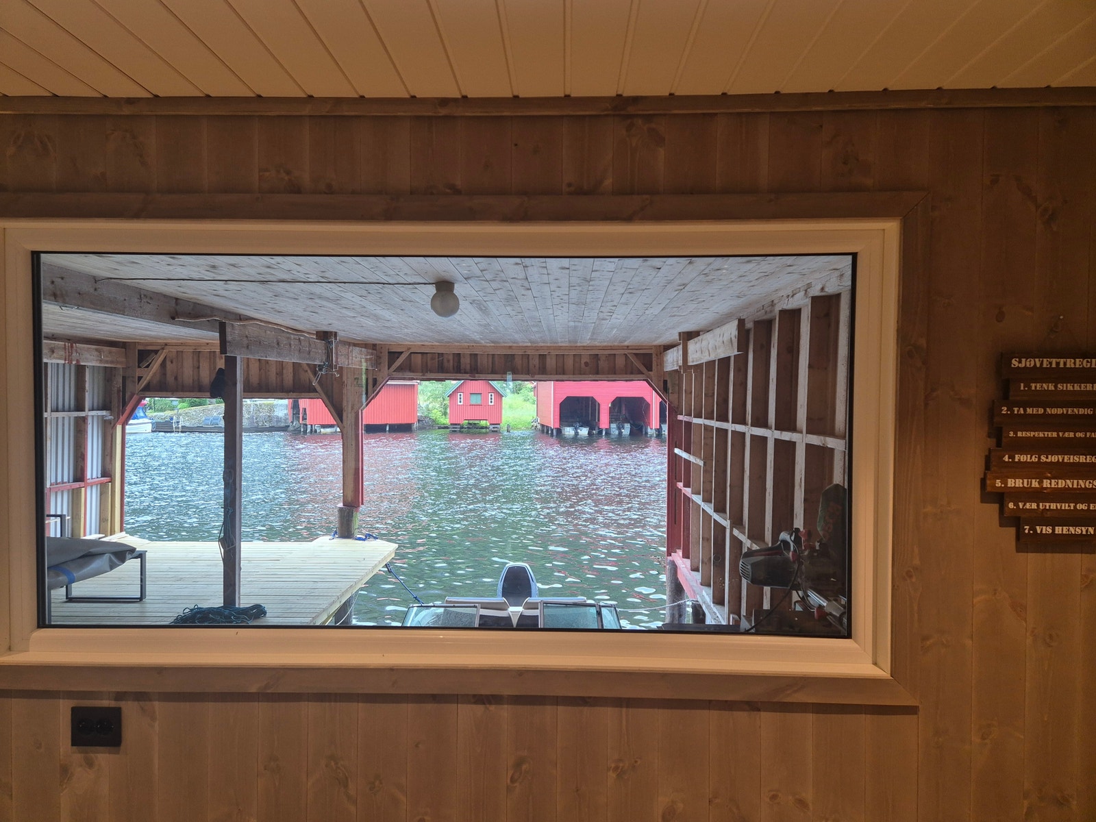 Inngangsparti med panoramavindu ut mot båtene og møblert terrasse. Perfekt sted å nyte morgensolen og bade, og ikke minst sommerkveldene. Her sitter du skjermet fra vind, og med terrassevarmer og grill. Det blir ikke bedre! Galleribilde