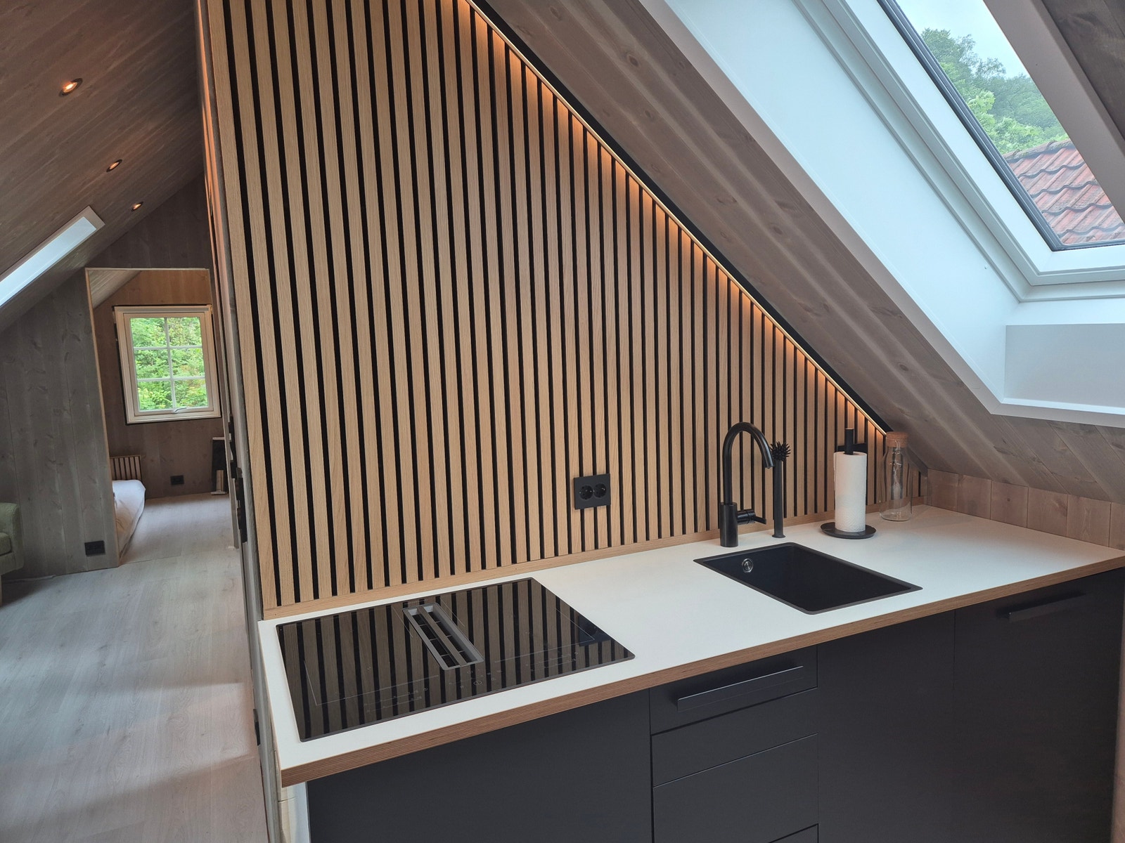 Stilfullt kjøkken med platetopp, komfyr og oppvaskmaskin Galleribilde