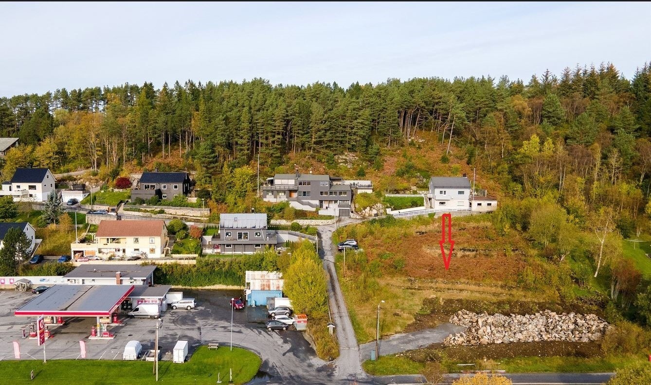 Bilder fra området, pil indikerer område for 6 mannsboligen Galleribilde