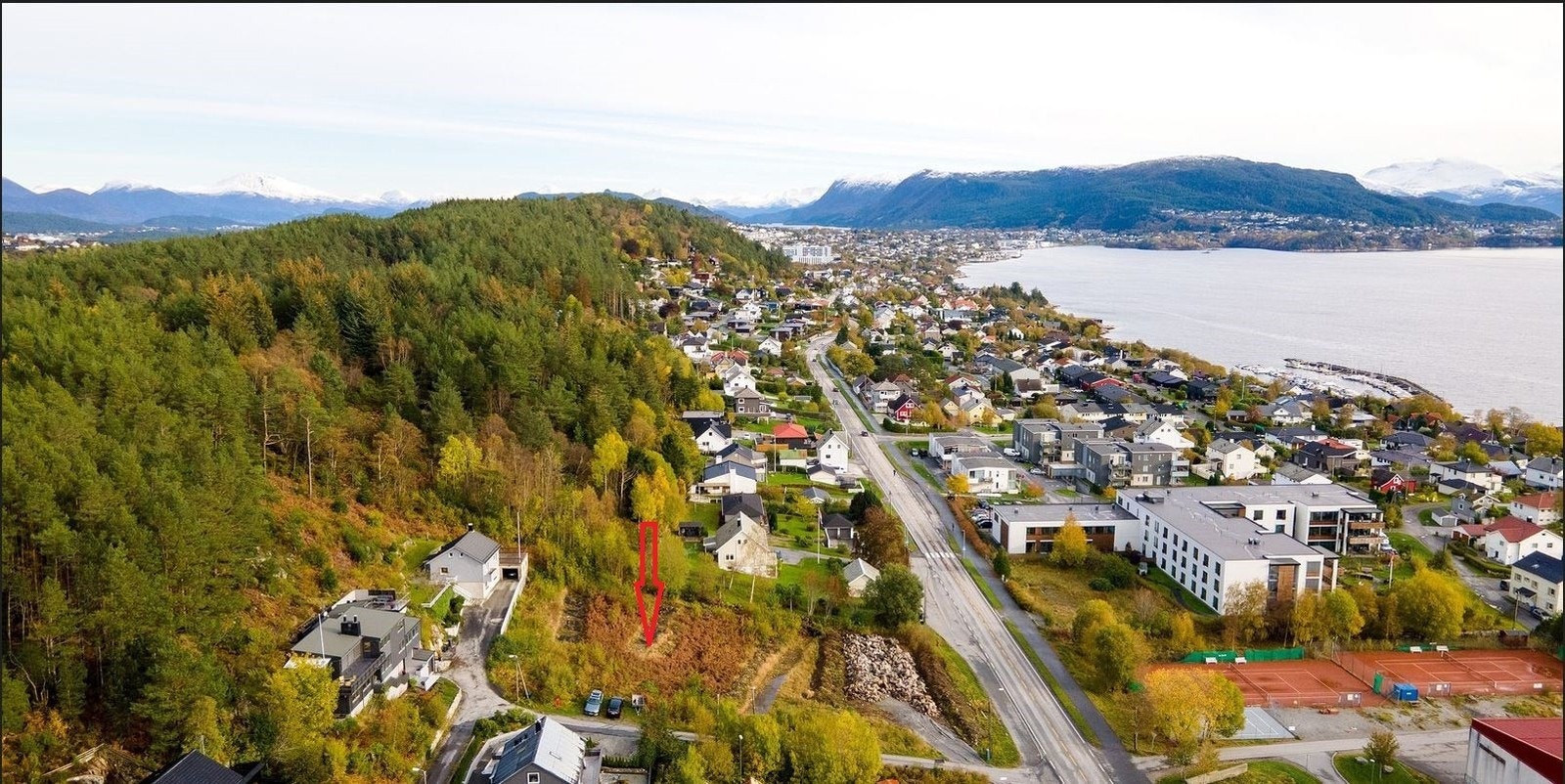 Bilder fra området, pil indikerer område for 6 mannsboligen Galleribilde