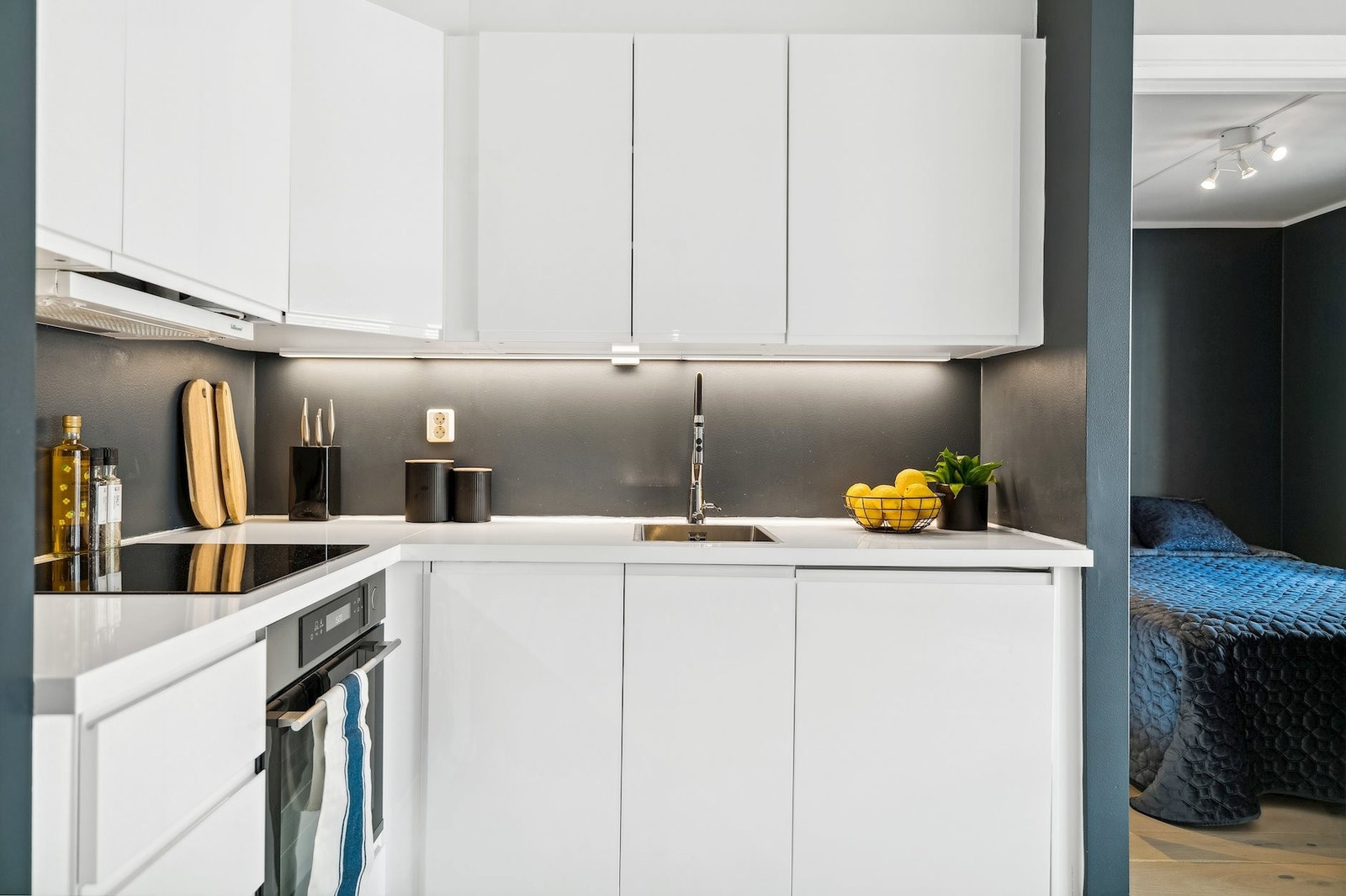 Kjøkken fra 2019 med god oppbevaring og løsninger, leie inkluderer hvitevarer (bla oppvaskmaskin) Galleribilde