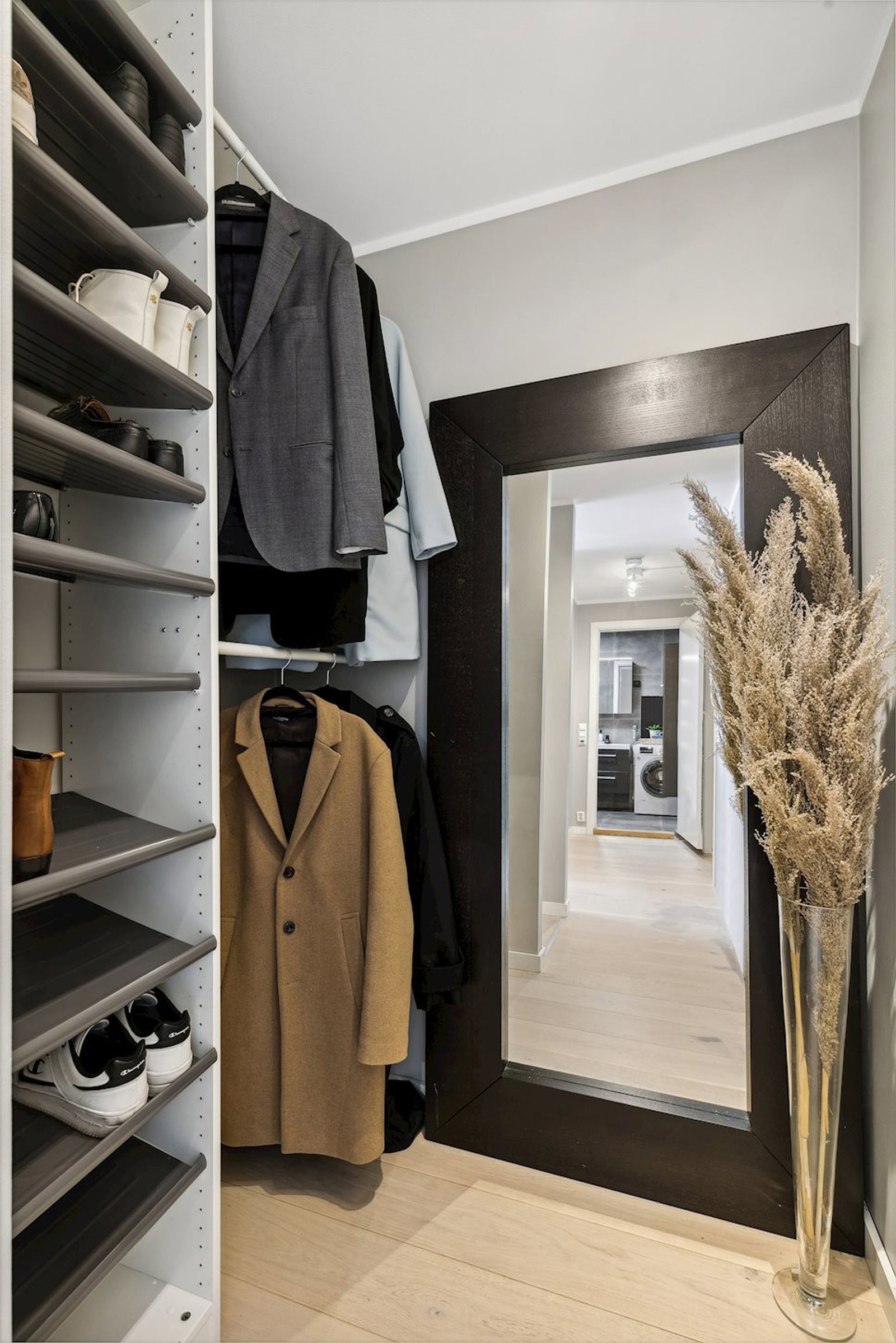 Garderobeløsning i inngang Galleribilde
