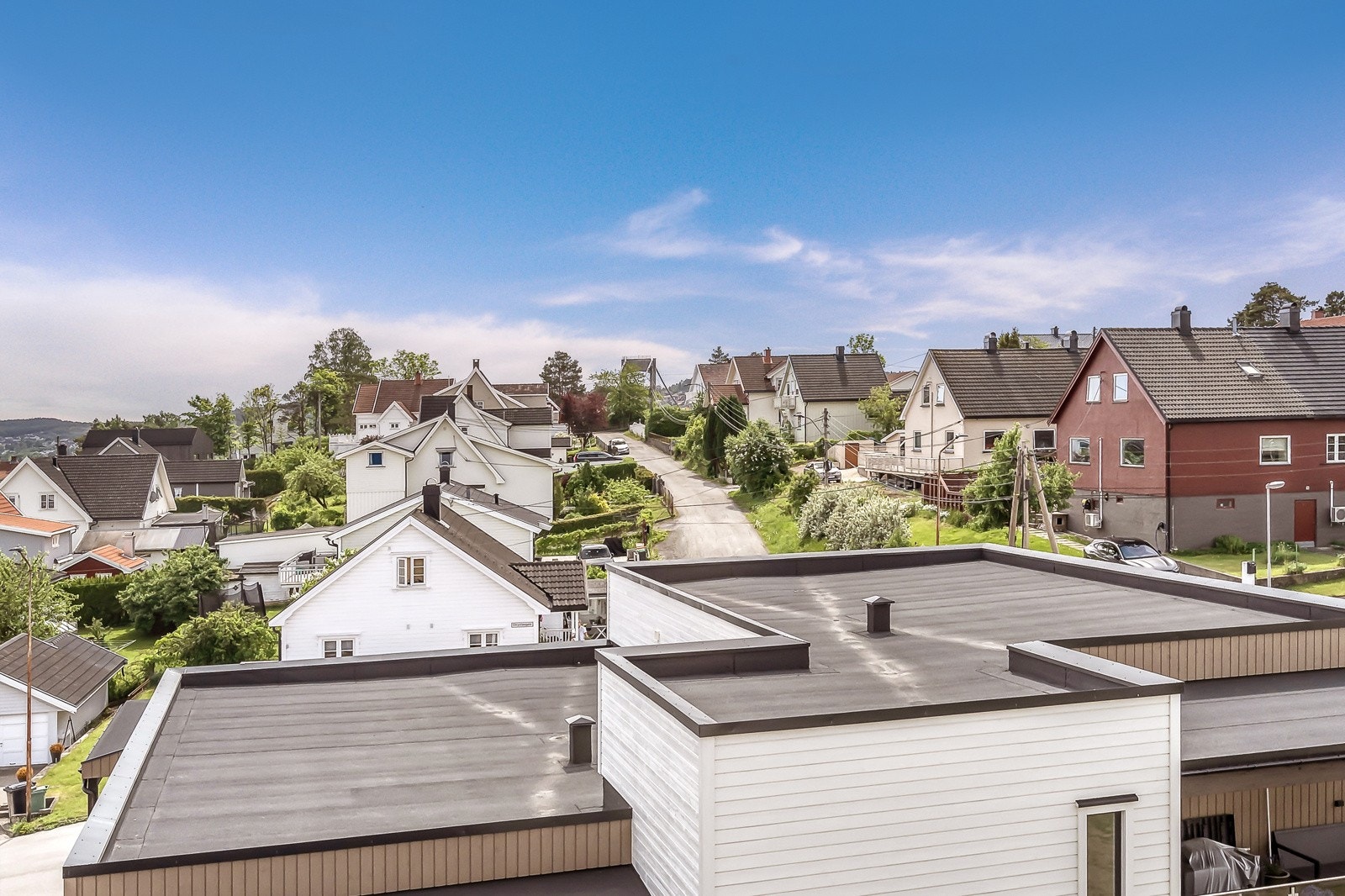 Man er såpass høyt at man ser helt over til toppen av Breviksbrua Galleribilde