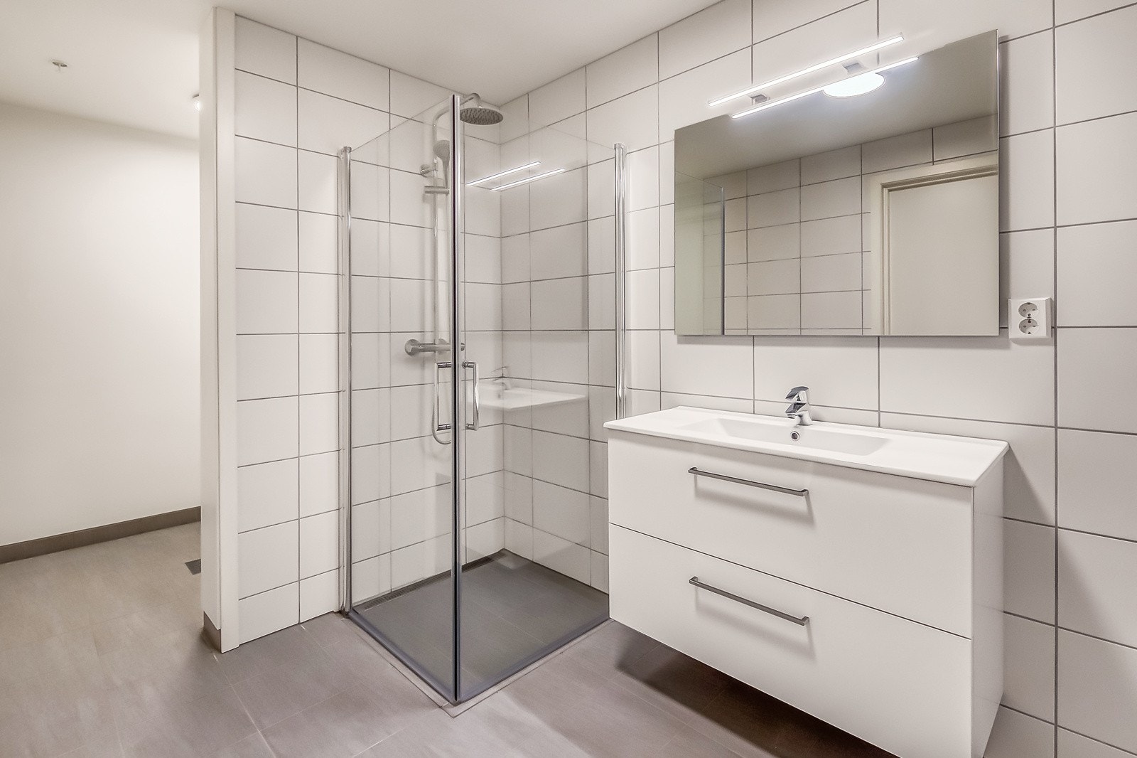 Bad med vaskeroms nisje. Fungerer som bad nr 2. i egen "sone" med 2 av soverommene. Galleribilde