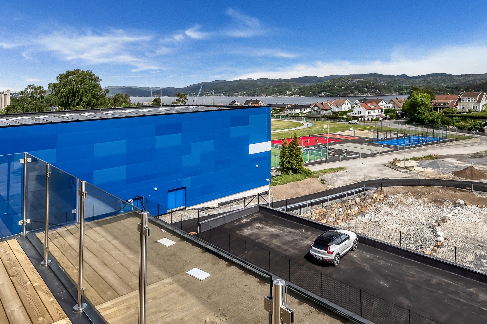 Utsikt over hallen og helt inn Eidangerfjorden til Kattøya. Galleribilde