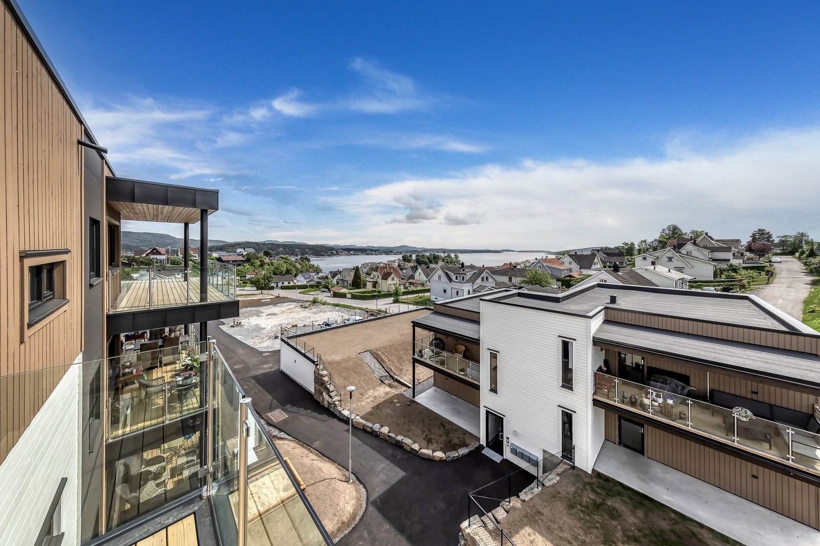 Fra terrassen mot syd. Galleribilde