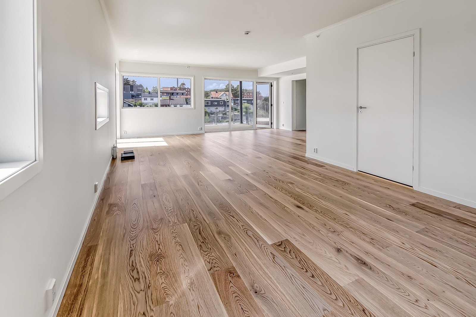 Mot stue og vestvendt terrasse i enden. Galleribilde