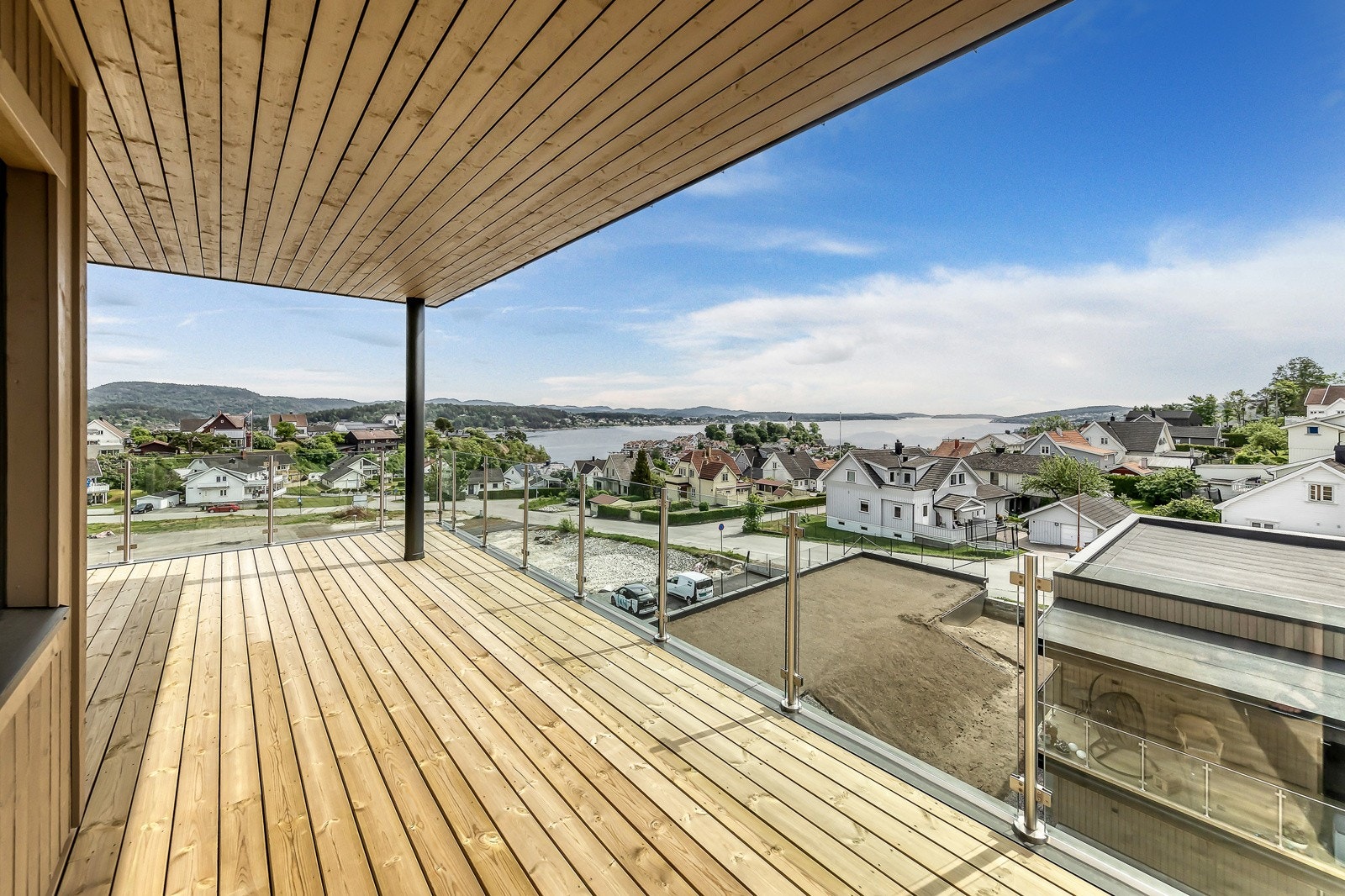 Overbygget terrase. Her vendt mot øst hvor solen kommer opp over Tveidalen i horisonten Galleribilde