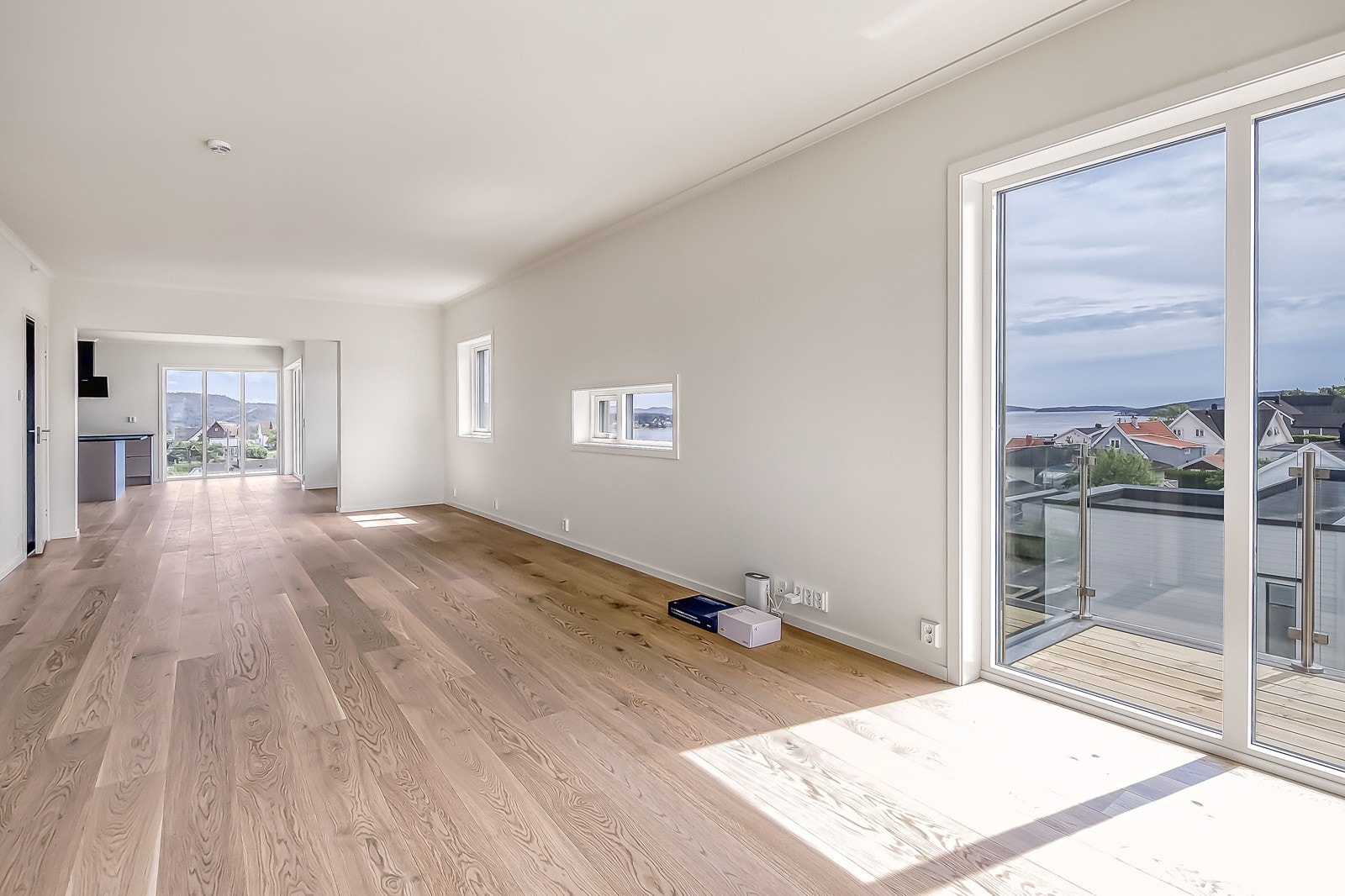 Stue, kjøkken og gang/entre har vannbåren varme. Galleribilde