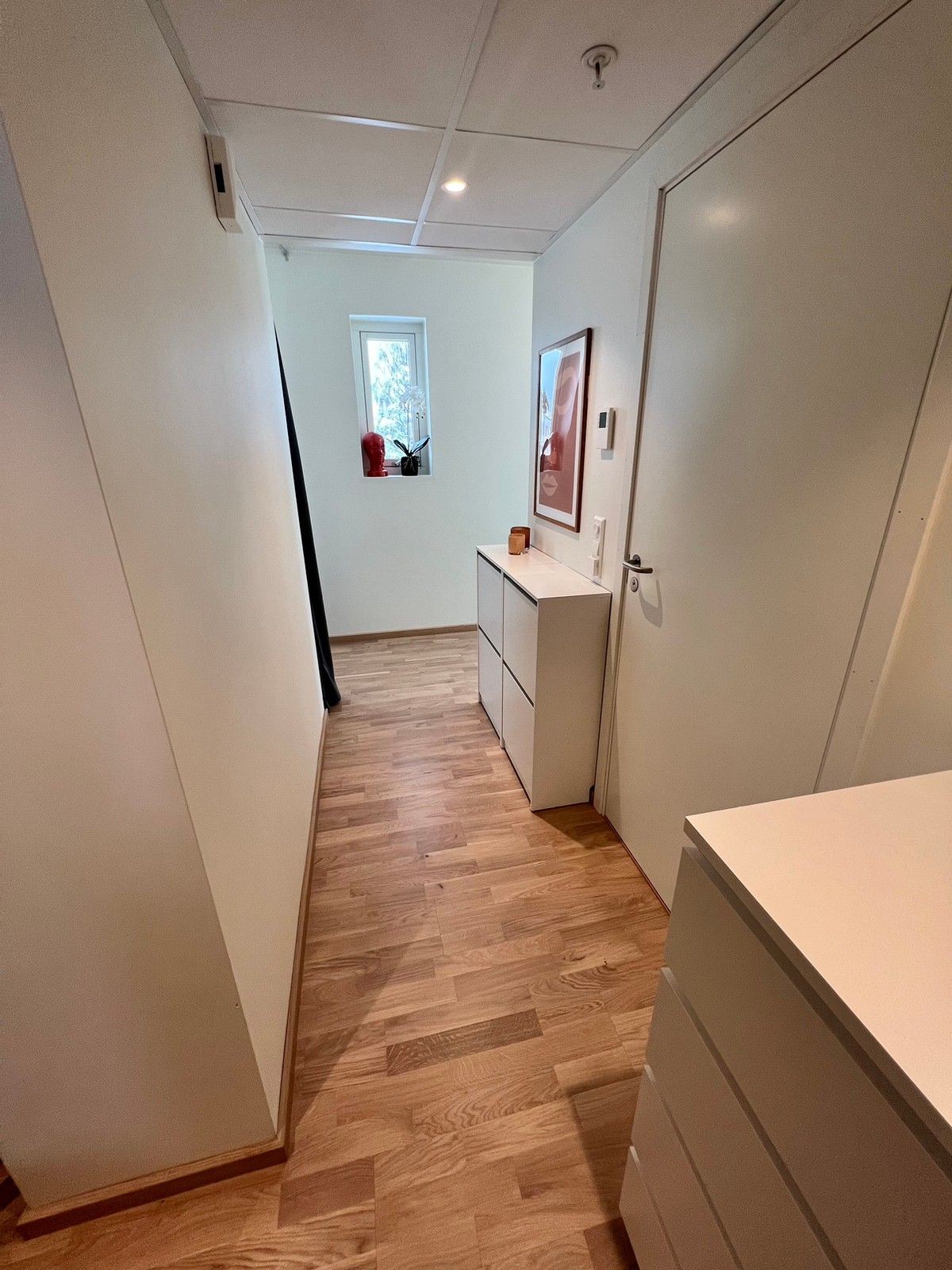 Gang, med inngang til bad til høyre Galleribilde