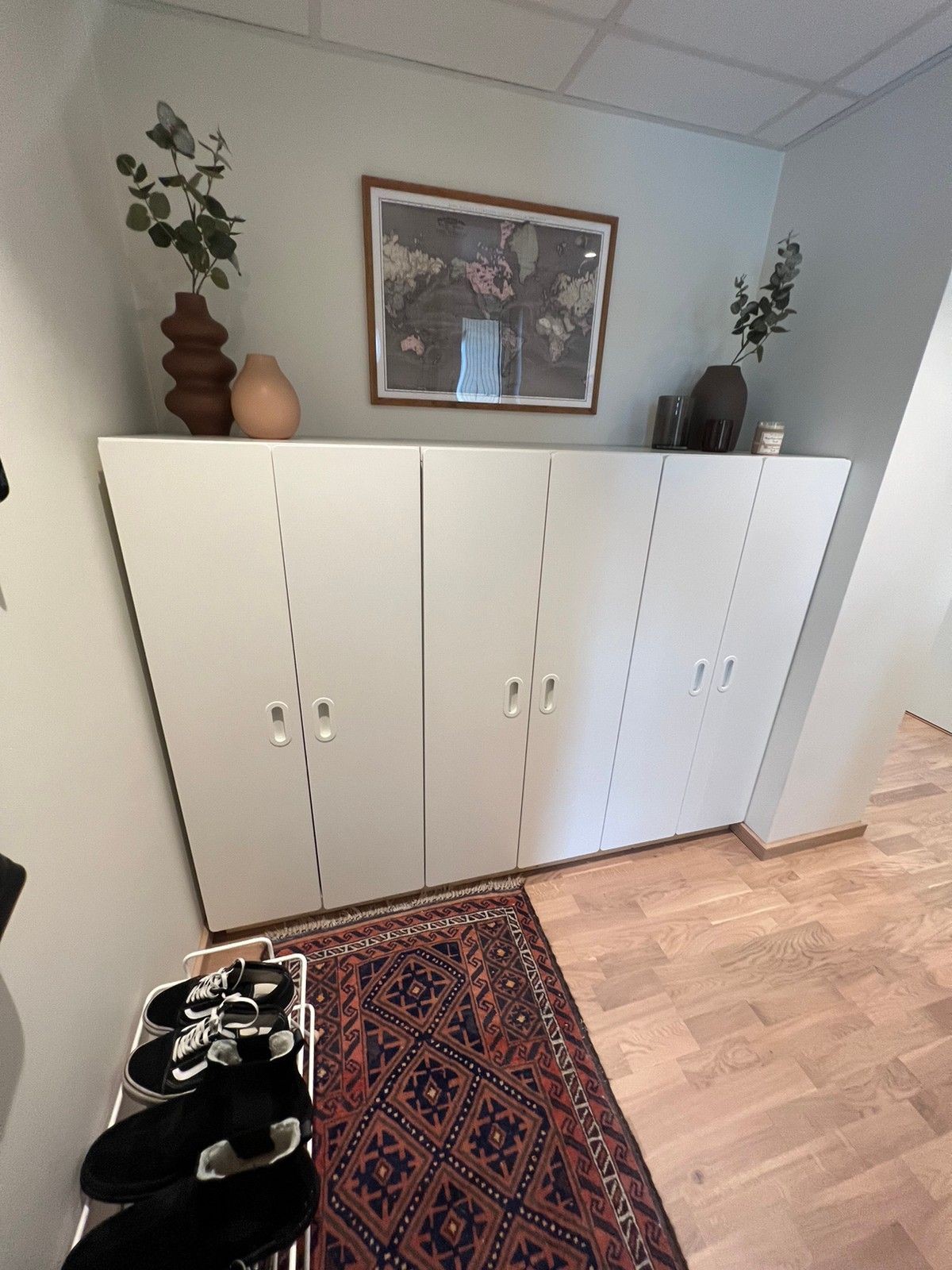 Gang med god lagringsplass Galleribilde