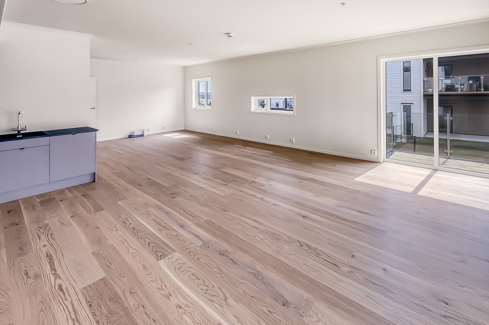 Lys leilighet men allikevel godt med veggplass for møblering. Utsikt i vinduene mot Brevik og fjorden. Galleribilde