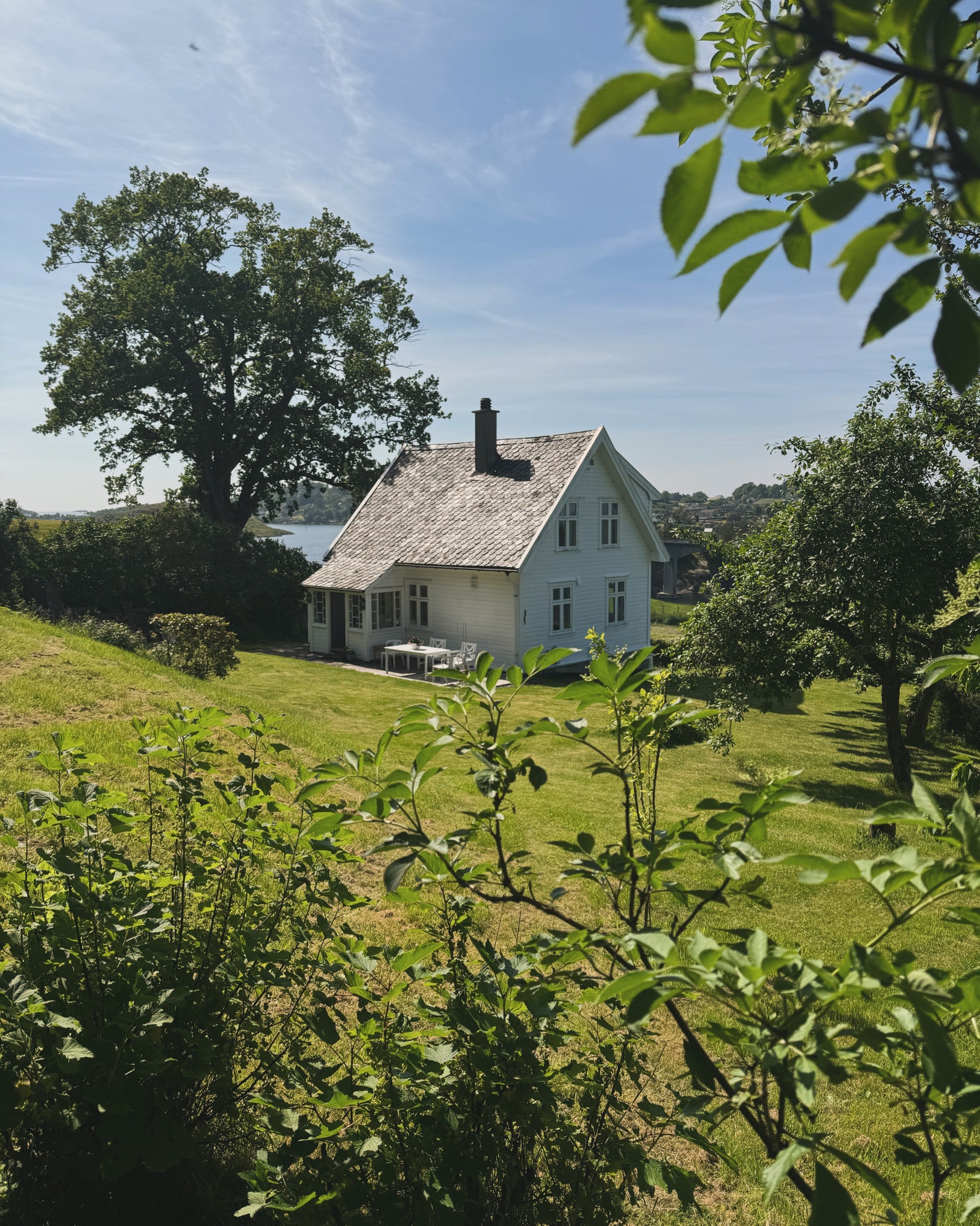 Hus og hage med god boltreplass Galleribilde