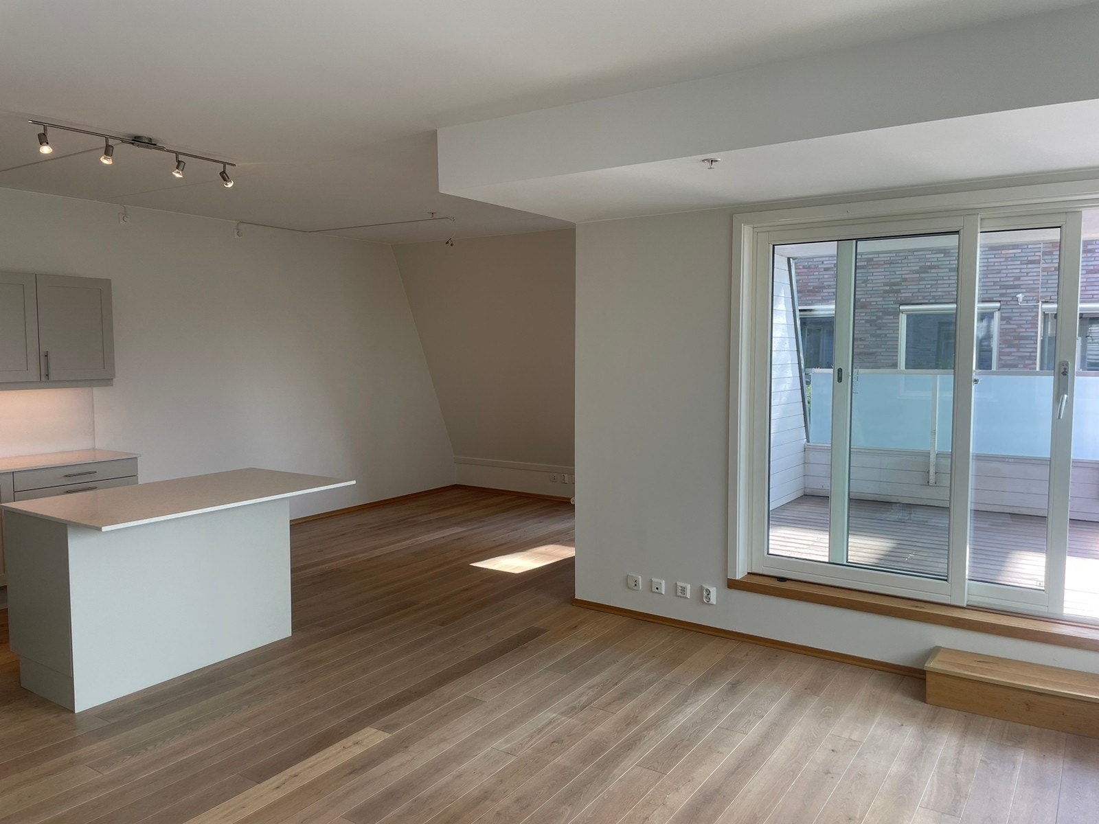 Stue m kjøkken og utgang balkong Galleribilde