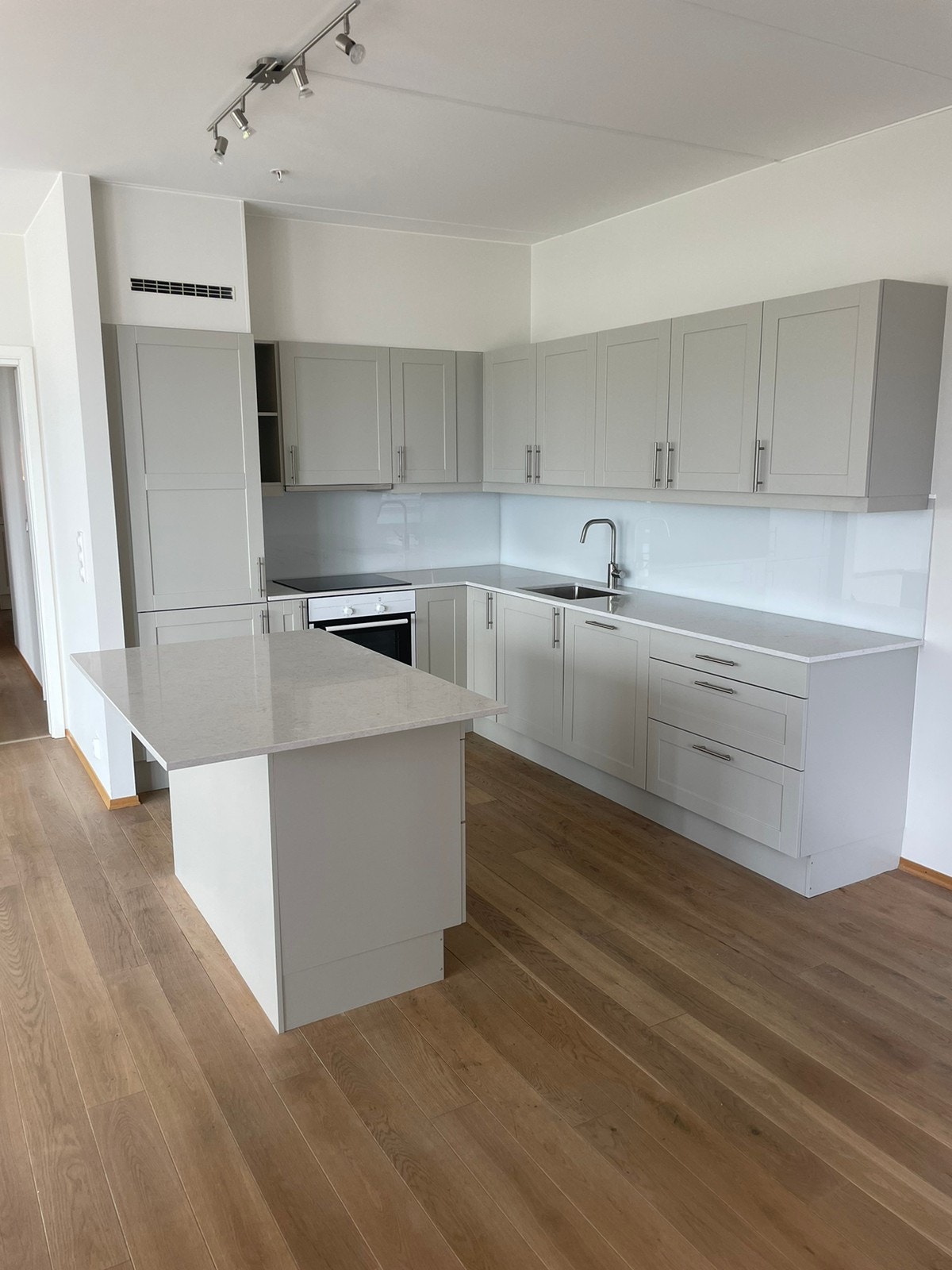 Kjøkken med kjøkkenøy Galleribilde