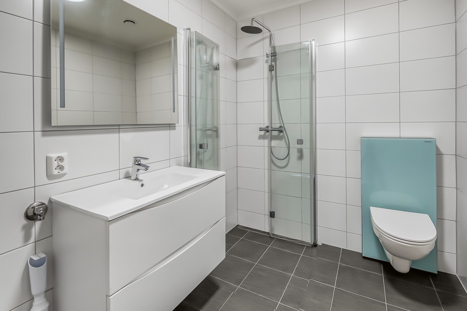 Bad med opplegg til vaskemaskin og tørketrommel. Det er i tillegg gjestetoalett. Galleribilde