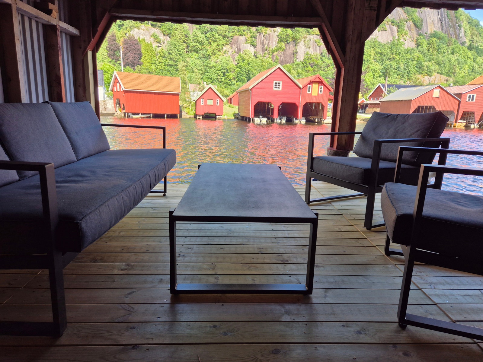 Møblert utestue helt i elvekanten Galleribilde