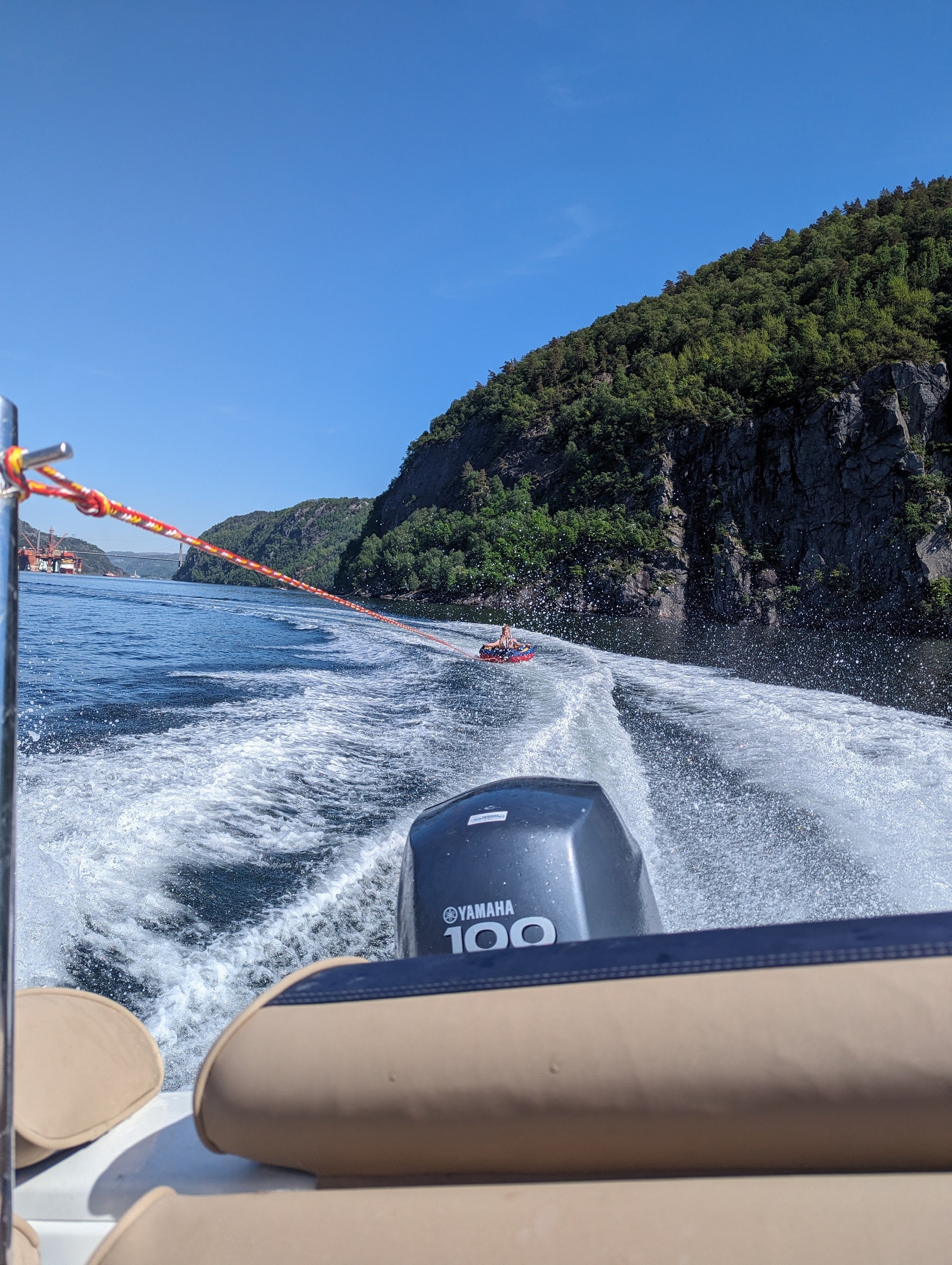 For riktige leietakere er det mulighet for å leie Yamarin 53BR m/Yamaha F100 gir muligheter for både dagsturer til Flekkefjord og Hidra, som må oppleves. Eller bare til lek. Våtdrakter, vannski, tube og wakeboard er tilgjengelig. Galleribilde