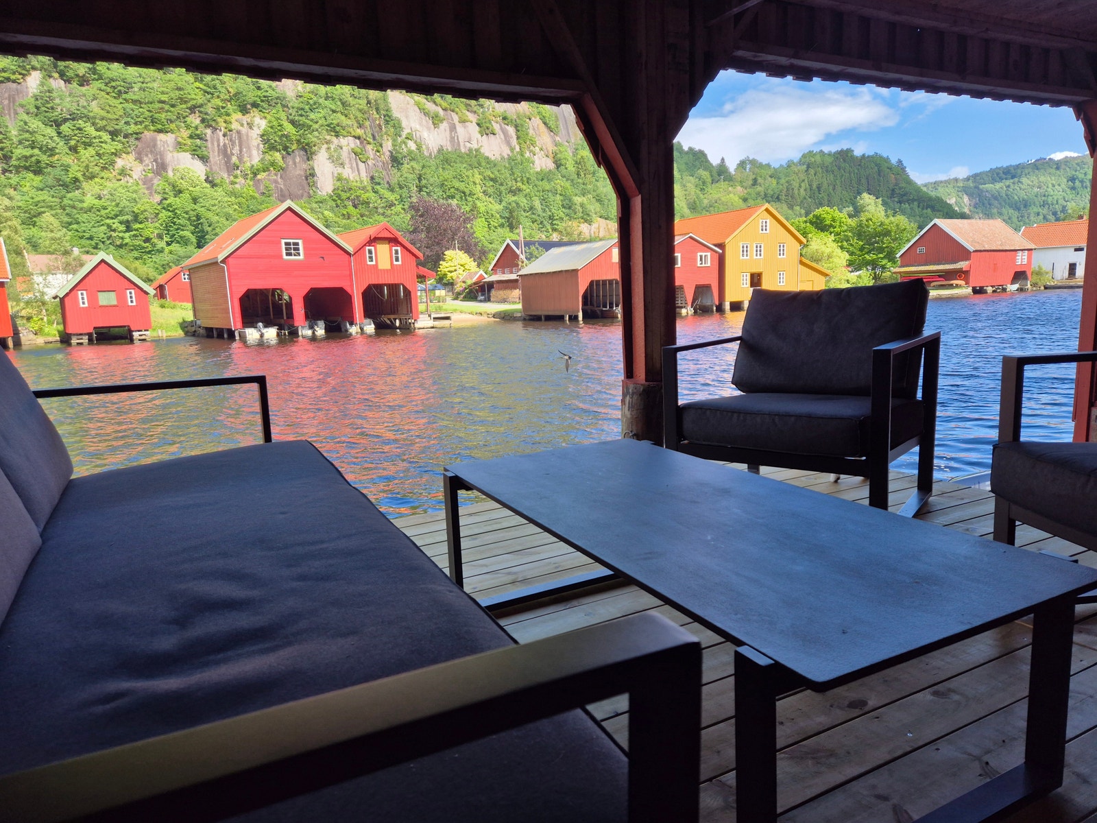 Møblert utestue helt i elvekanten Galleribilde