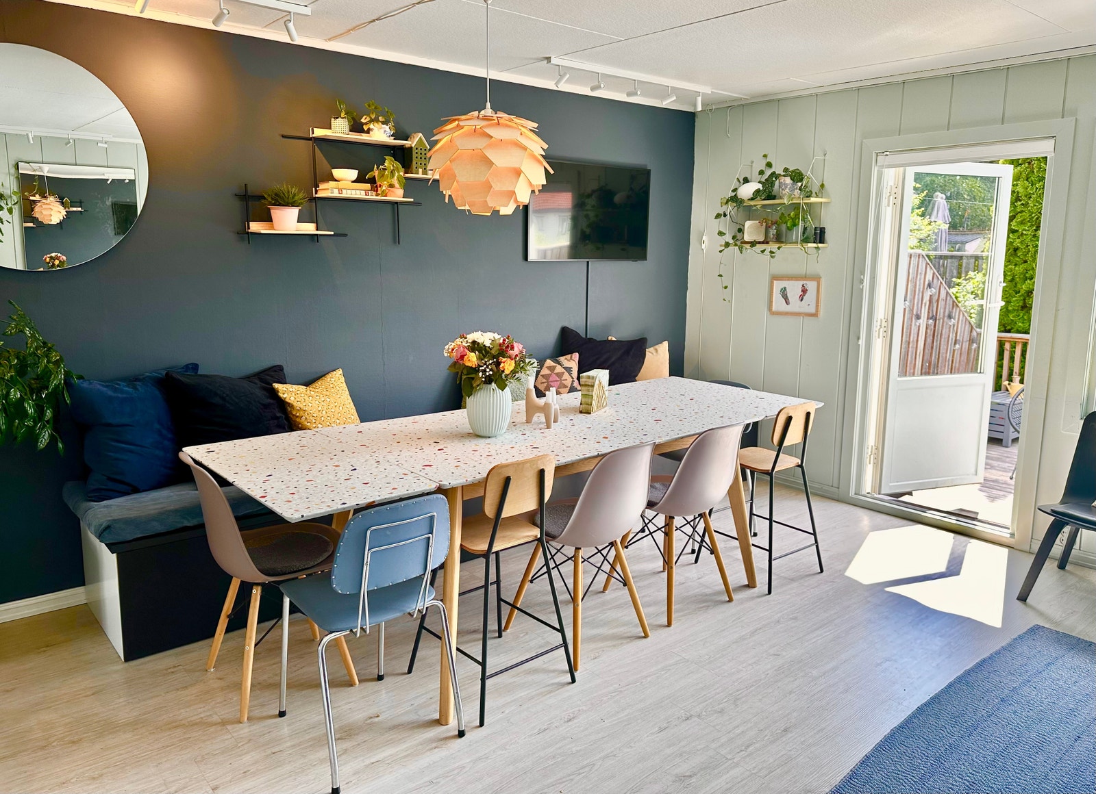 Spisestue med god plass. Samsung The Frame TV på veggen. Galleribilde