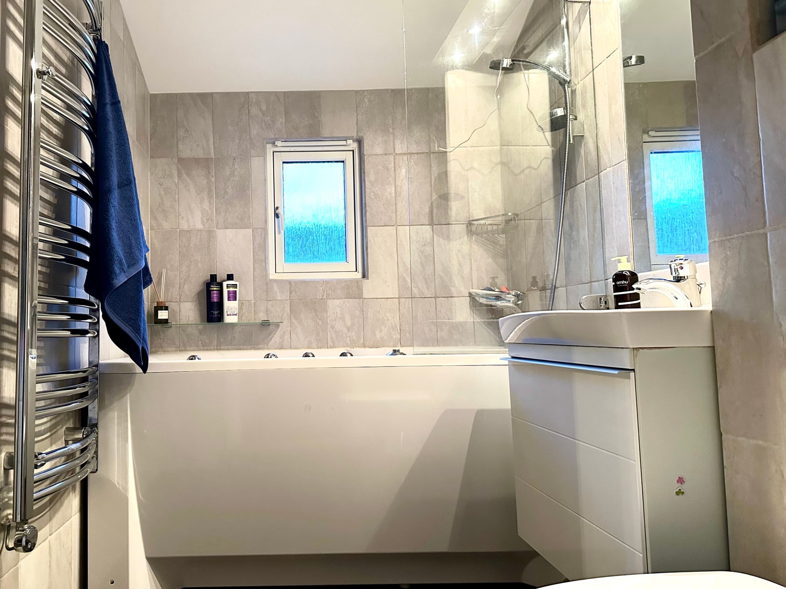 Bad i andre etasje. Badekar og dusj. Galleribilde