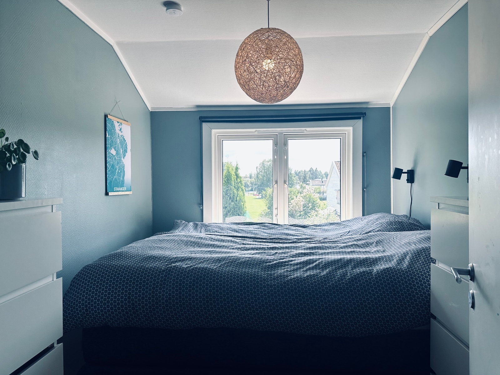 Soverom 1: 180 cm bred ny kontinentalseng. Sengetøy inkludert. Bad og soverom 2 og 2 i samme etasje (2. etasje). Galleribilde