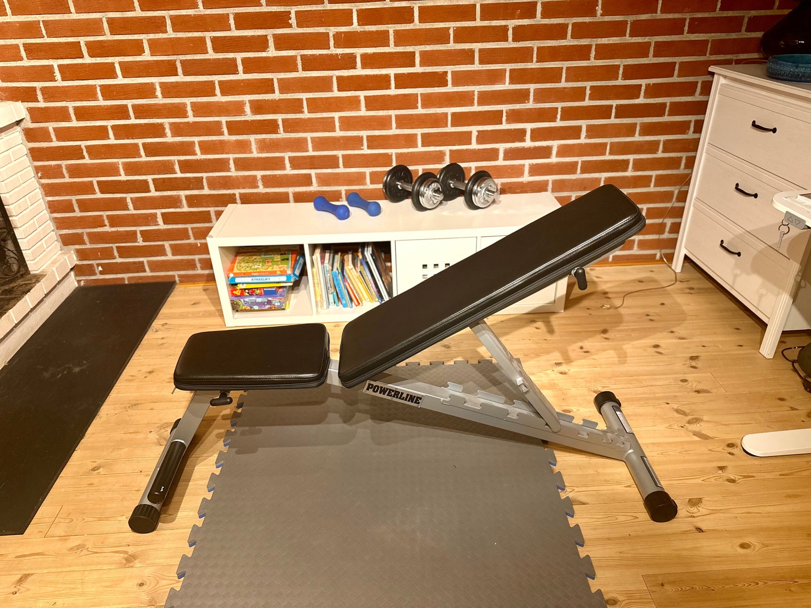 Treningsbenk og vekter tilgjengelig i kjelleren. Galleribilde