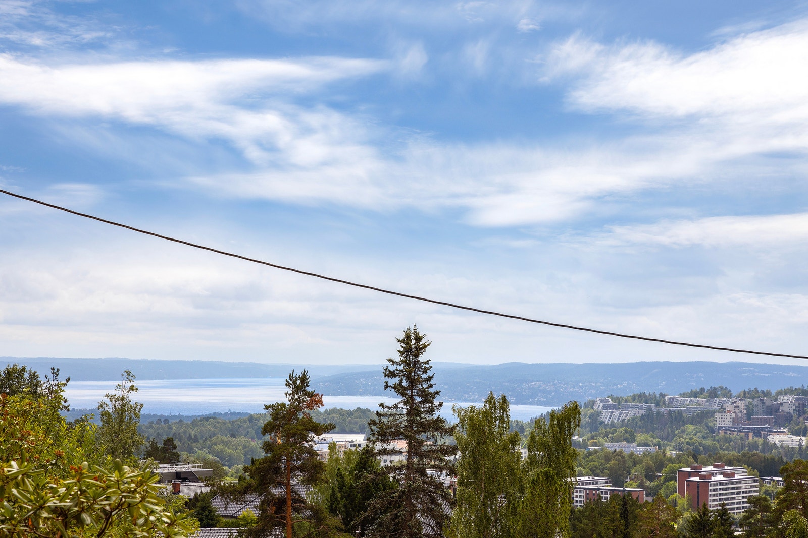 Sjøutsikt fra stue! Strømkabelen er lagt i bakken. Galleribilde