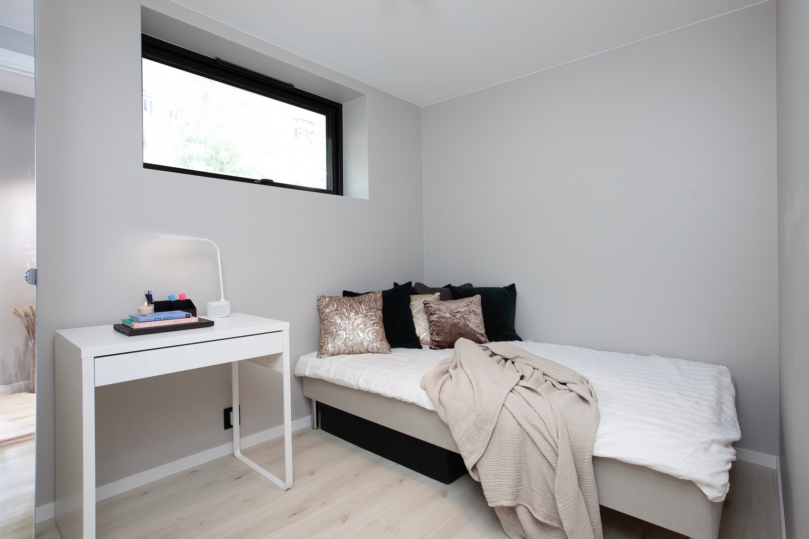 Rom 1. Skrivebord, garderobe med speil, seng og esker for lagring under seng. Galleribilde