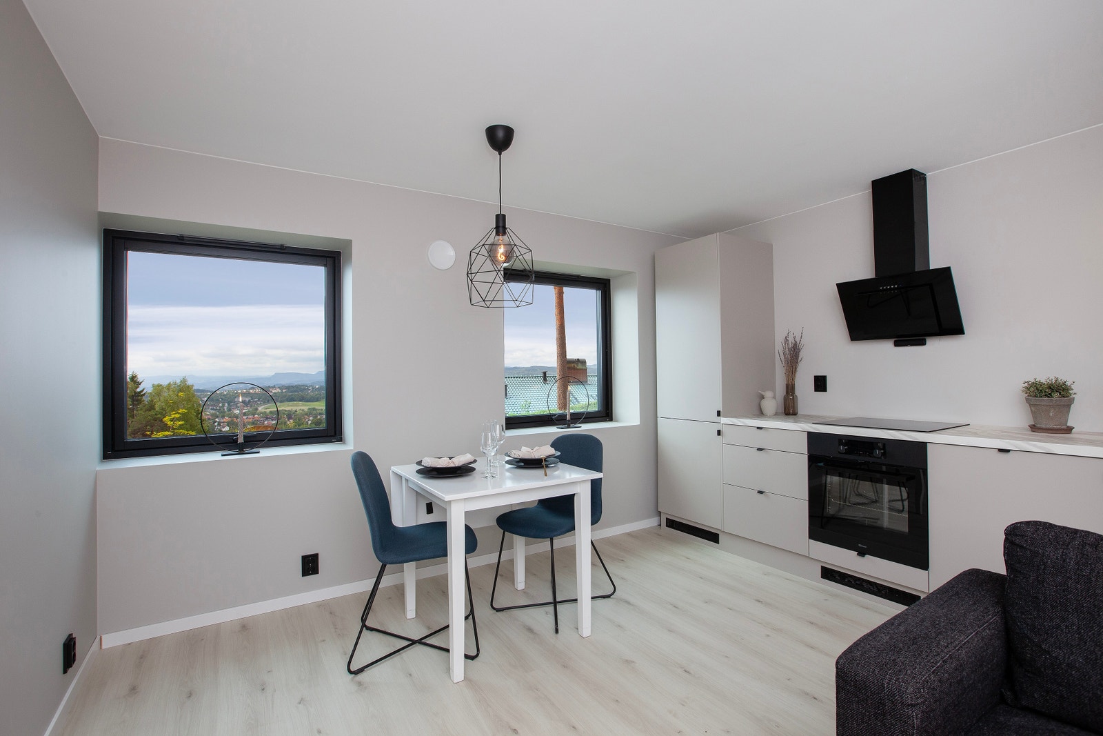 Pen stue/kjøkkenløsning, med spiseplass og sofa m/vegghengt tv Galleribilde