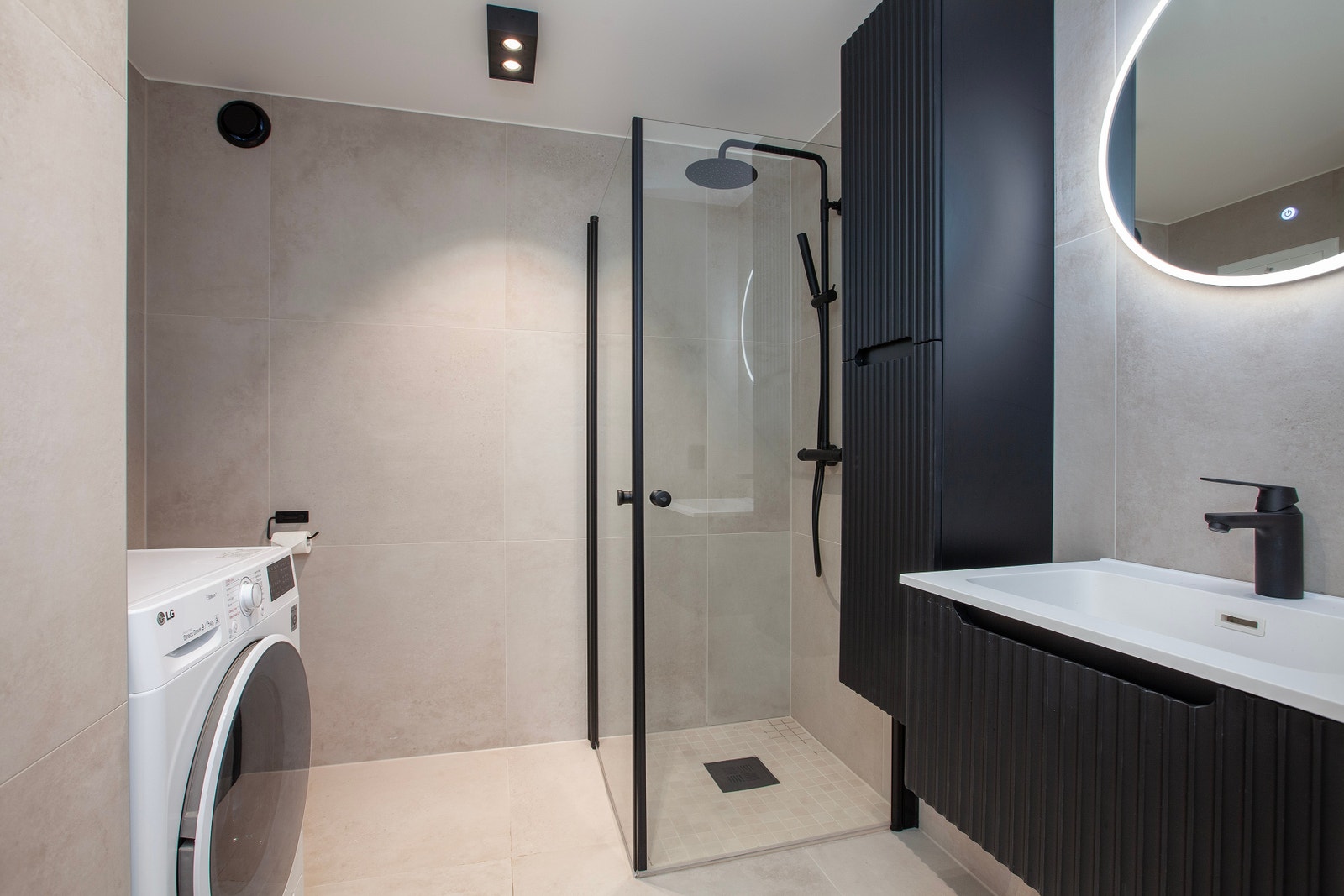 Flott bad med kombi vask/tørk maskin Galleribilde