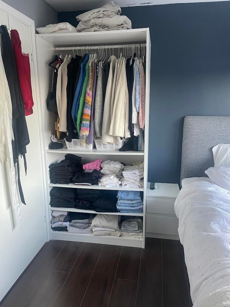 UTLEID: Soverom 2 - 120cm seng - garderobe - 2 store vinduer Galleribilde