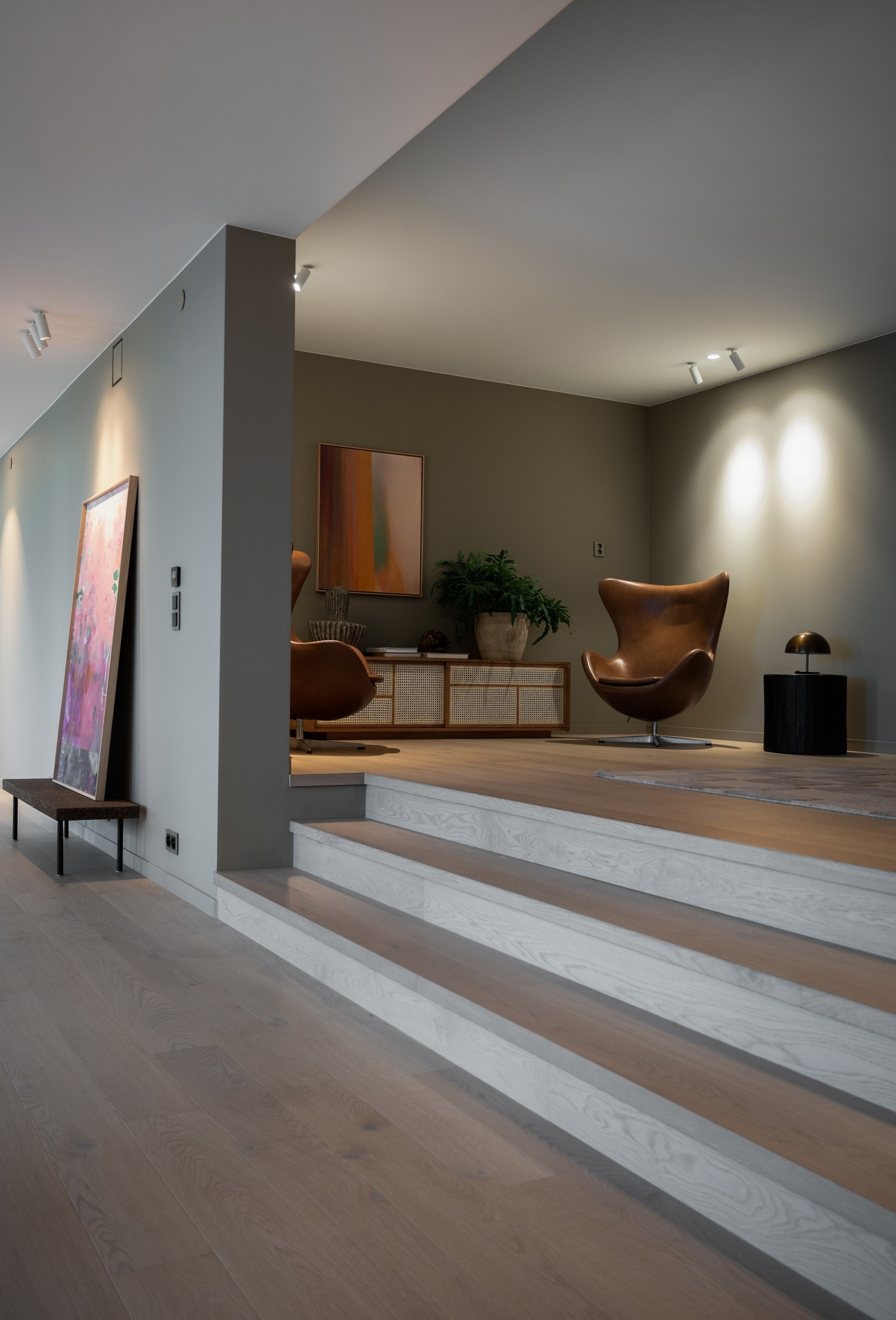 Takhøye eikedører, gjennomgående stor takhøyde, floor to ceiling vinduer mot utsikten, og snekkerbygd garderobeinnredning Galleribilde