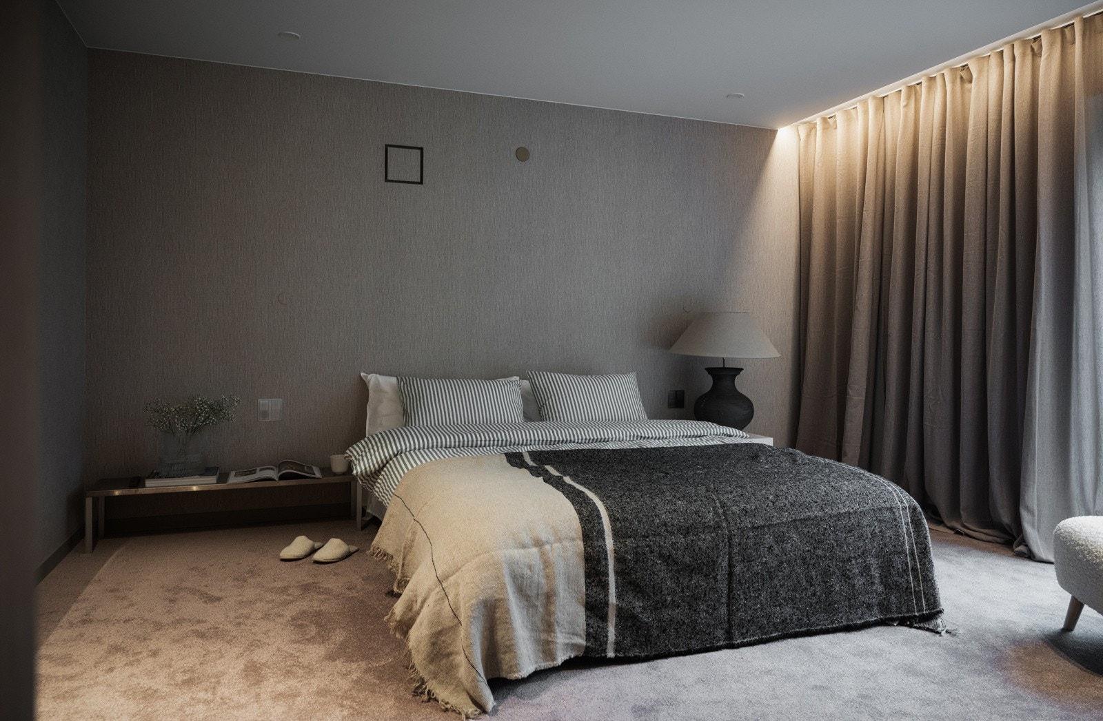 Stor masteravdeling med soverom, lekkert bad/wc, "his and hers" garderobe, samt vaskerom Galleribilde