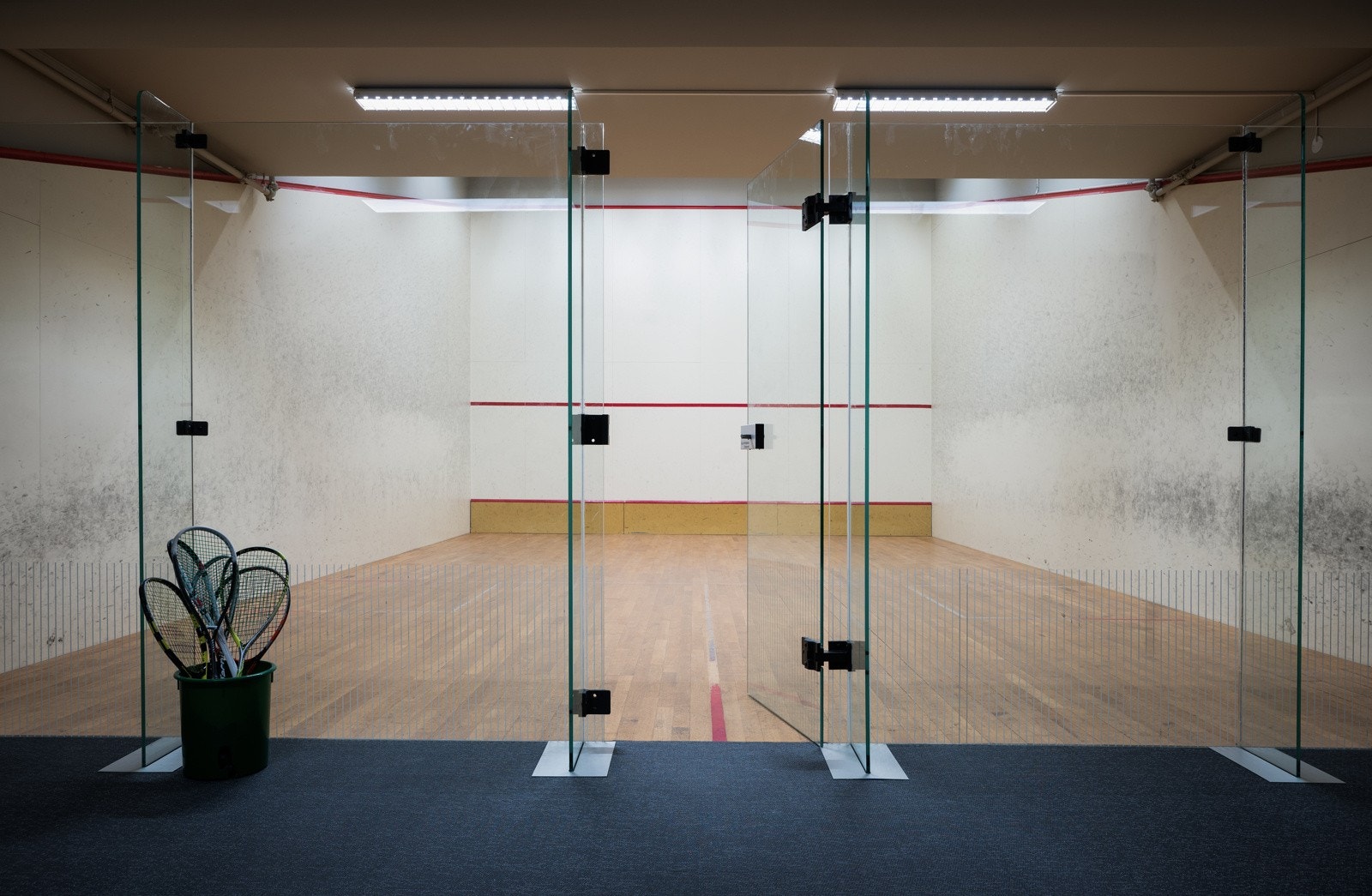 Egen squashhall med internasjonale mål i underetasje Galleribilde