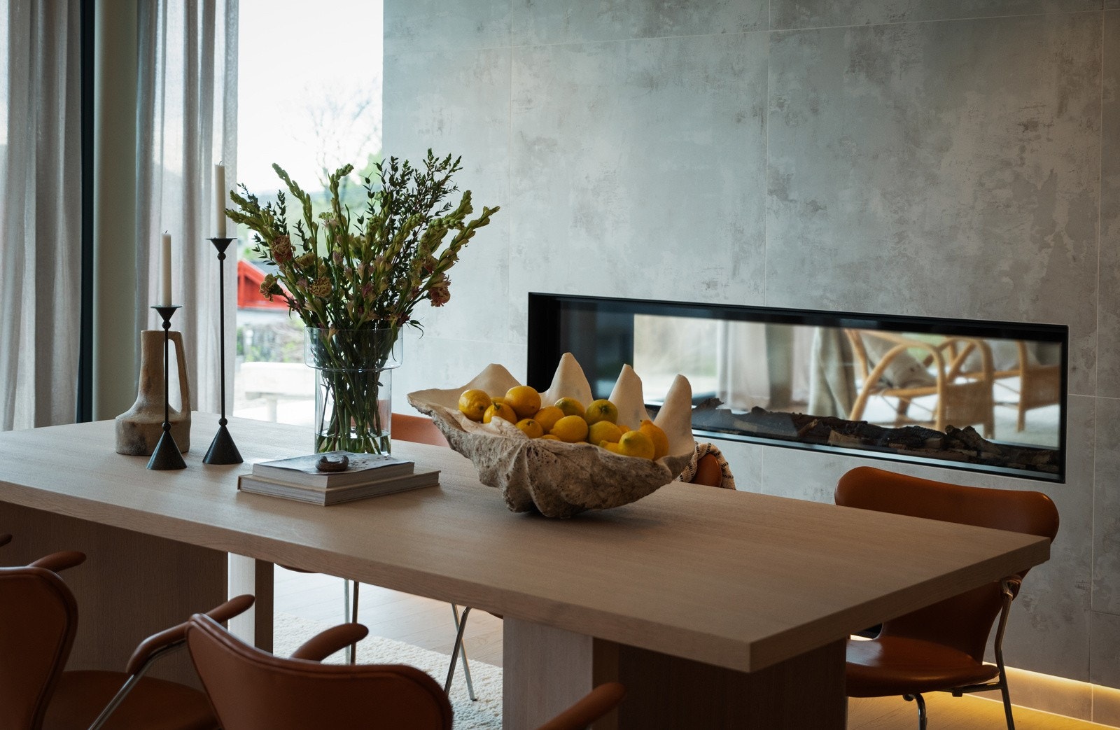 Gjennomgående peis mellom stue og spisestue Galleribilde