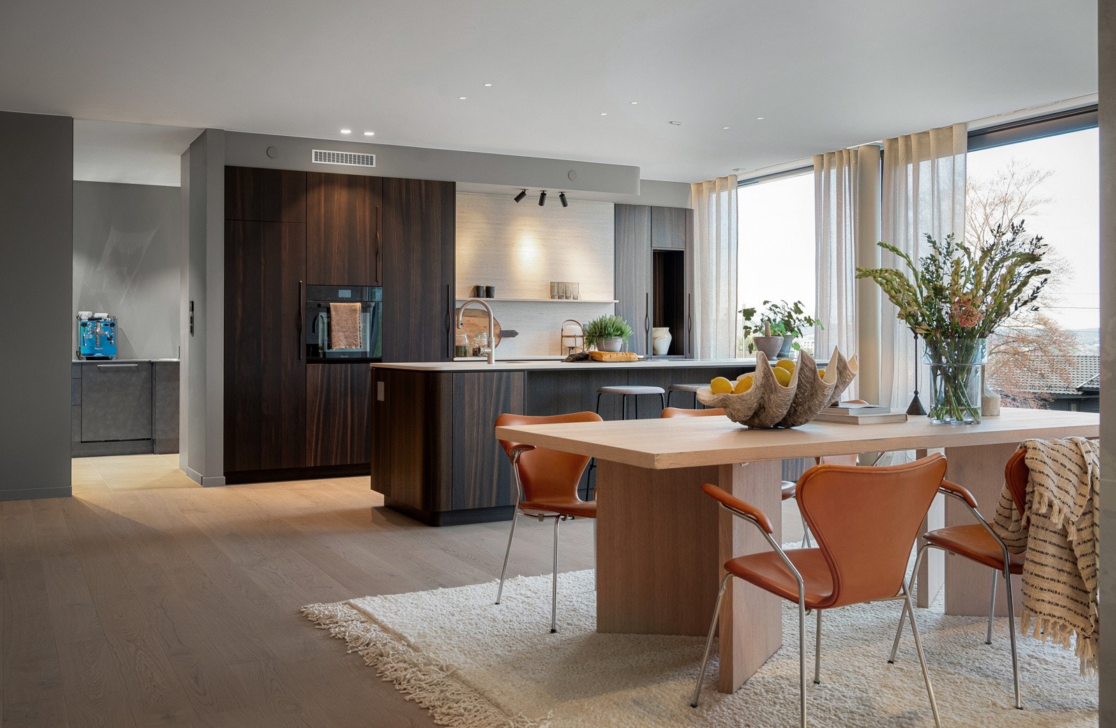 Lekkert håndlaget kjøkken fra EVI i åpen løsning med spisestuen Galleribilde