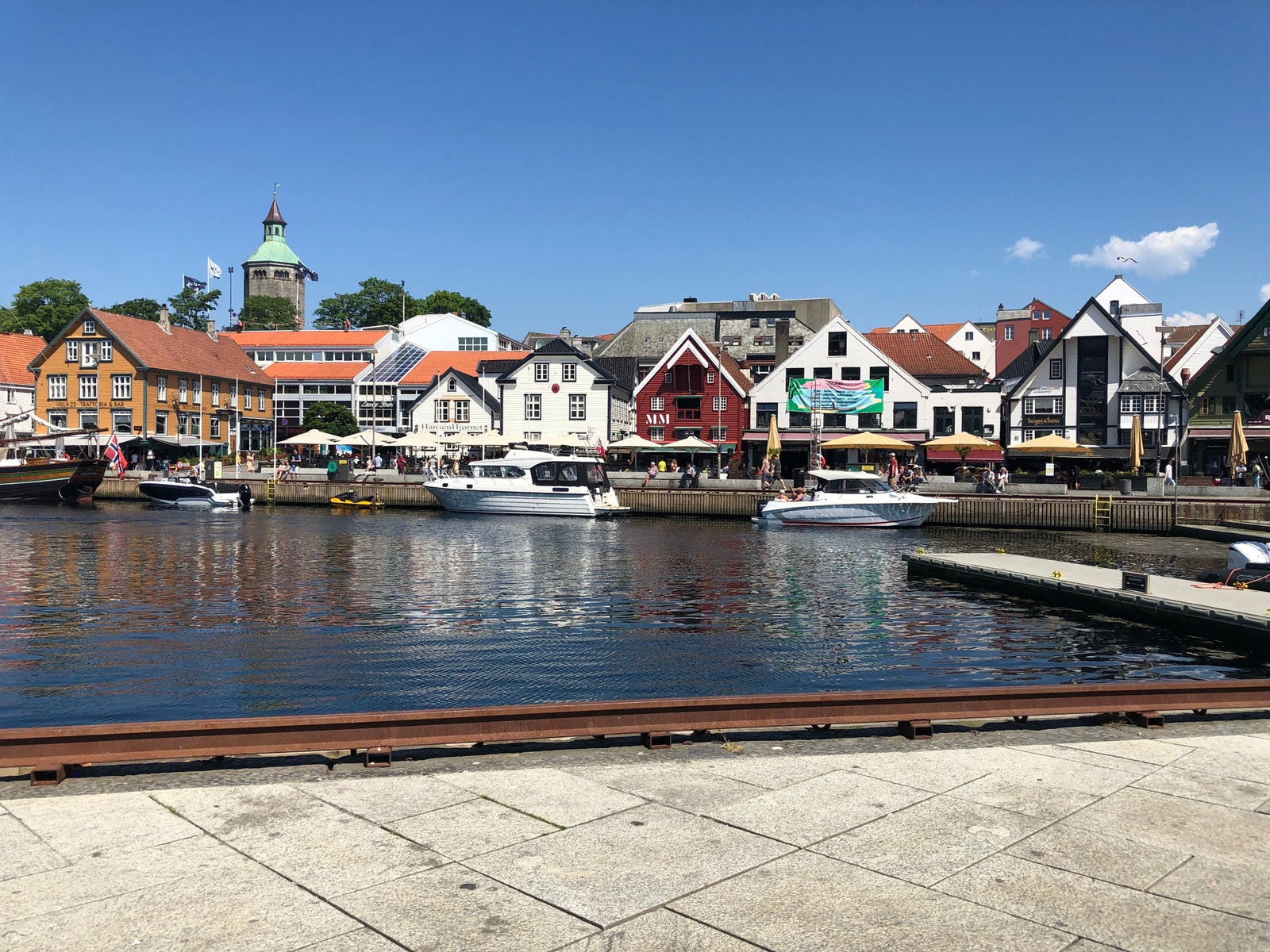 Sett fra Vågen .hvit hus . 3 etasje Galleribilde