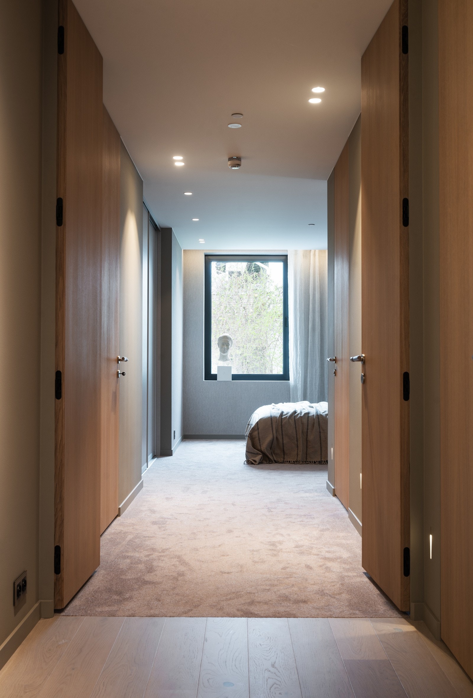 Stor masteravdeling med soverom, lekkert bad /wc, walk-in garderobe samt vaskerom Galleribilde