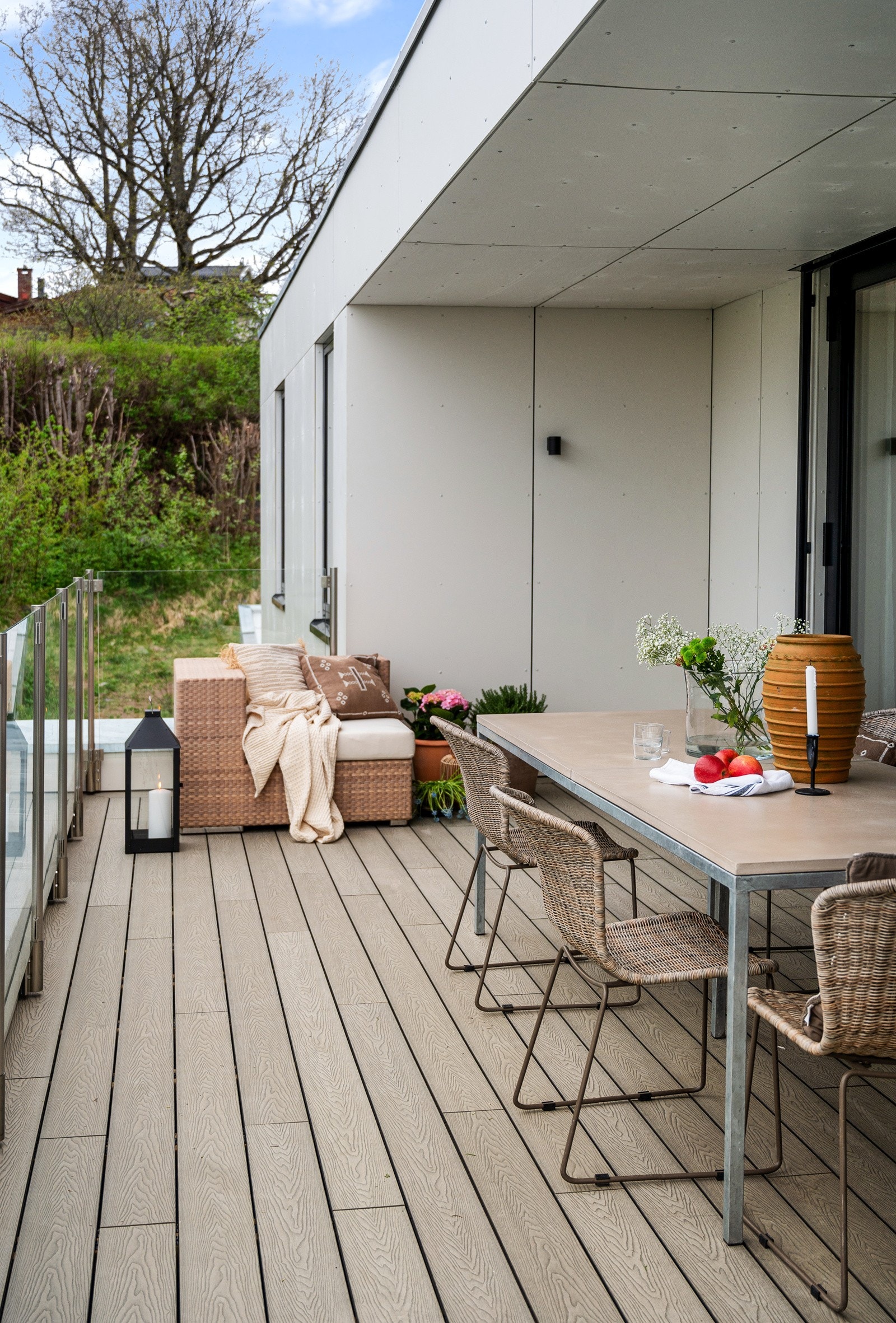 Skjermet spiseplass på terrassen mot vest Galleribilde