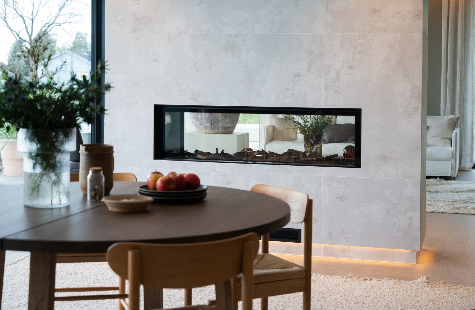 Gjennomgående peis mellom stue og spisestue Galleribilde