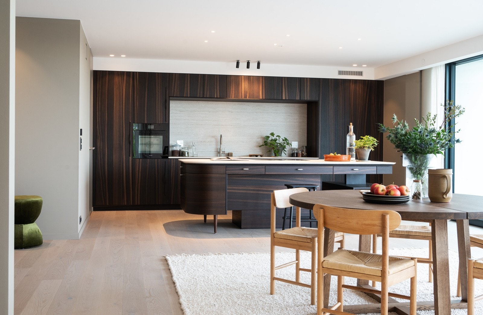 Lekkert håndlaget kjøkken fra EVI i åpen løsning med spisestuen Galleribilde