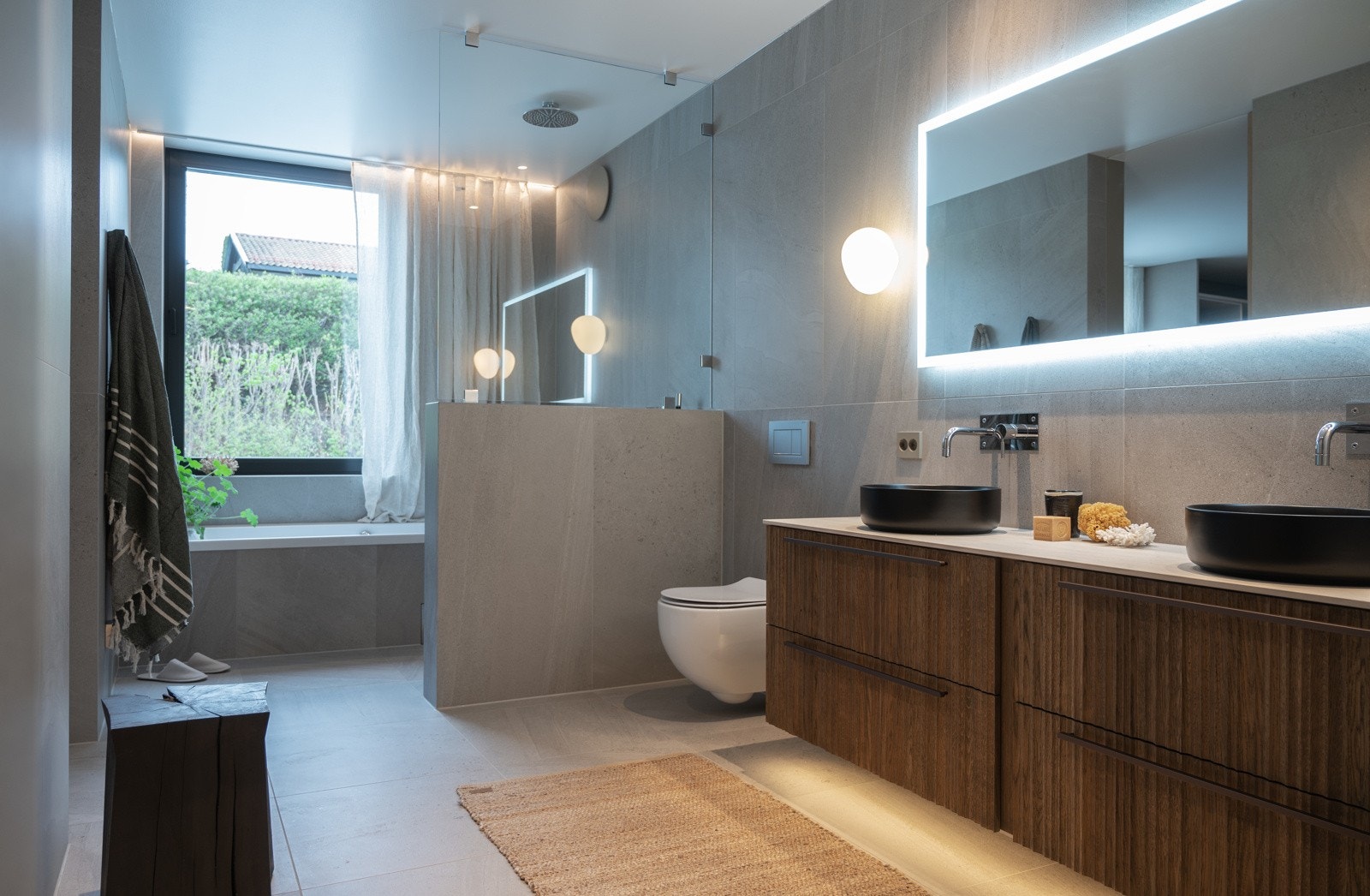 Hovedbad. I tillegg to gjestesoverom/barnerom med tilhørende hvert sitt bad/wc, samt gjeste wc Galleribilde