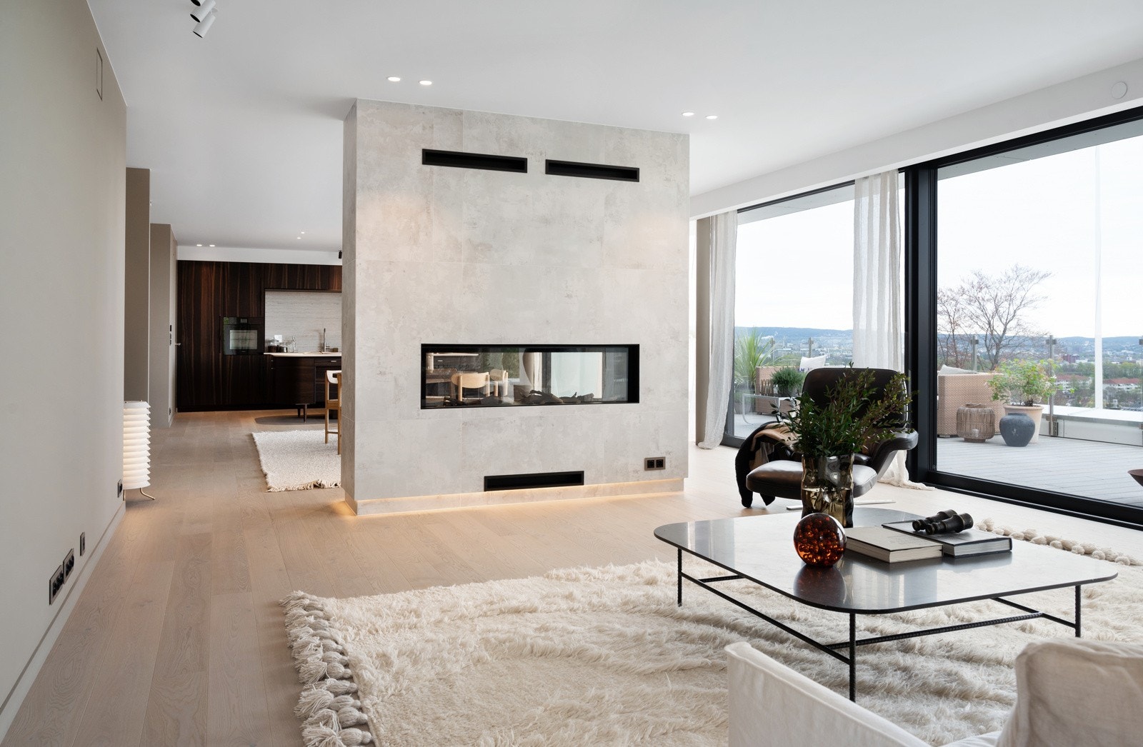 Panoramavinduene har utvendig automatiserte screens som demper sollyset, samtidig som man kan nyte utsynet Galleribilde