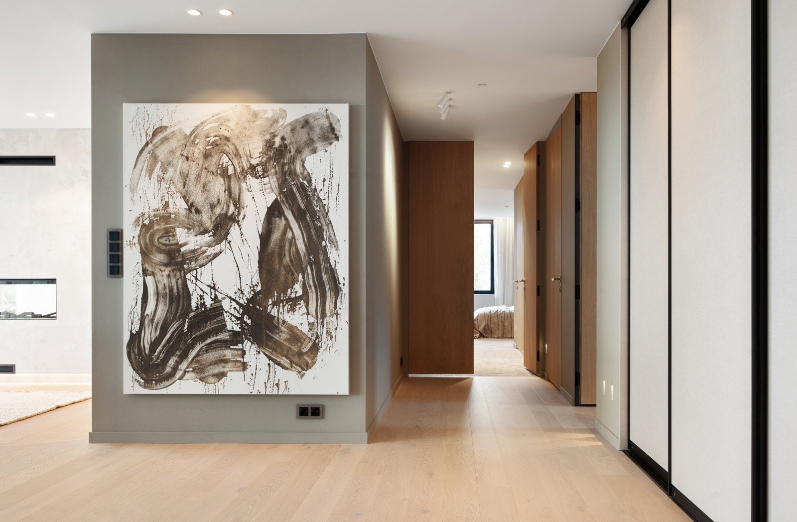 Takhøye eikedører, gjennomgående stor takhøyde, floor to ceiling vinduer mot utsikten, og snekkerbygd garderobeinnredning Galleribilde